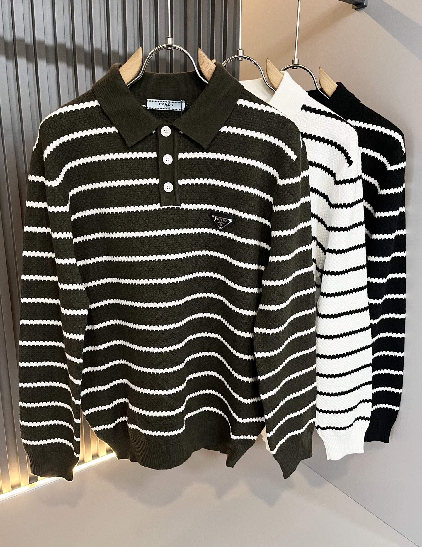 NO:549505,PRAD*A Pu*da 2025 autumn and winter new men's knitted wool sweater, the latest model is exclusively available on the entire network!  !  ~ It is classic and fashionable and versatile, who doesn’t like it? It will show the classic again. It is very pleasing to the eye and comes with a low luxury halo and recognition!  Pr*da's traditional brand concept and modern advanced technology are perfectly combined. Coupled with the extremely modern and modern minimalist design, P's exclusive three-dimensional triangle logo hardware design!  Customized 100% imported wool fabric!  The texture of this model is quite touching, the specifications and grades are known with tentacles. The degree of delicateness and breathability are top-notch!  Size M-4XL, prada, alexander wang19860909PRAD*A普*达2025秋冬新款男士针织羊毛衫,最新款全网独家首上！！~既经典有时尚百搭,谁不爱啊,将经典再次展现,非常的耐看,自带低奢光环与辨识度！Pr*da传统的品牌理念和现代化的先进技术进行了完美结合.加上极其现代摩登风范的简约设计,p家专属立体三角标识五金设计！定制百分百进口羊毛面料！此款的质感相当感人 触手便知规格档次 细腻程度与透气效果堪称顶级！尺码M-4XL,,prada,alexander wang,Men's clothing