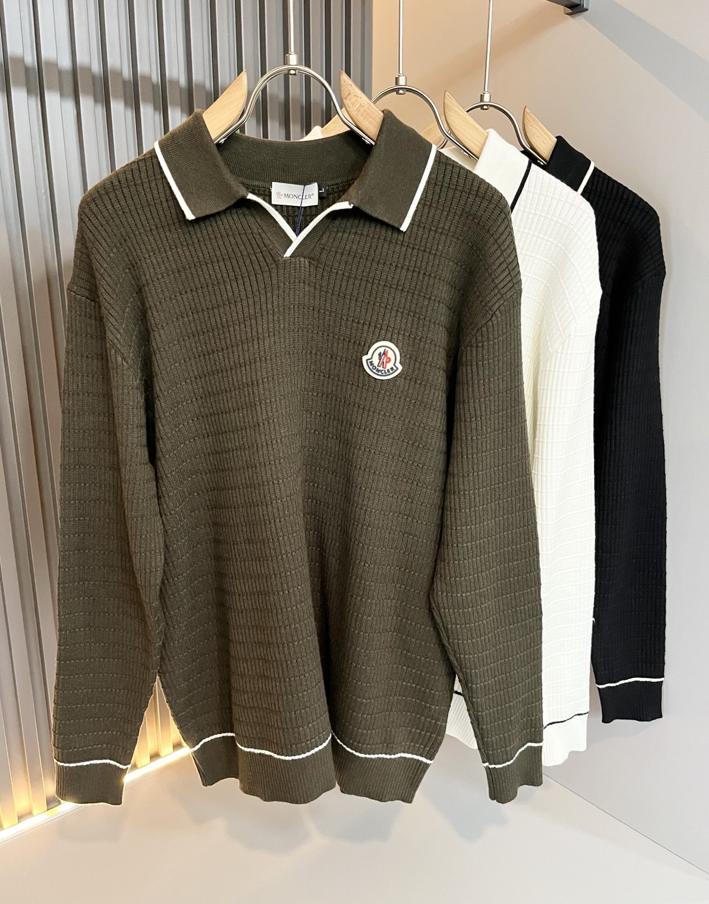 NO:549527,Moncl*r Meng*kou 2025 autumn and winter men and women same style couples latest trade order knitted wool sweater, full quality!  !  Internet celebrity style!  The craftsmanship is made of knitted wool crochet, and the simple Mon logo logo badge design!  It is not stiff, the overall feel is rich in three-dimensionality, quality export orders, customized exclusive knitted wool fabrics to meet the simple needs of commuters for dressing. The upper body effect is very good, it looks slim and does not picky about the figure. The fabric workmanship is impeccable, and only good craftsmanship can make you feel good taste. It is a must-have item for everyone!  Size M-4XL, alexander wang19860909Moncl*r蒙*口 2025秋冬男女同款情侣款最新的贸易订单针织羊毛衫,全品相！！网红款！工艺采用针织羊毛钩织,简单Mon标识logo徽章设计！不僵硬,整体有着丰富的立体感,品质出口订单,定制专属针织羊毛面料,满足通勤人们对于着装的简约需求,上身效果很好,显瘦,不挑剔身材.面料做工....无可挑剔,好工艺好面料才能穿出好品味一款,人手必备单品！尺码M-4XL,,alexander wang,Men's clothing