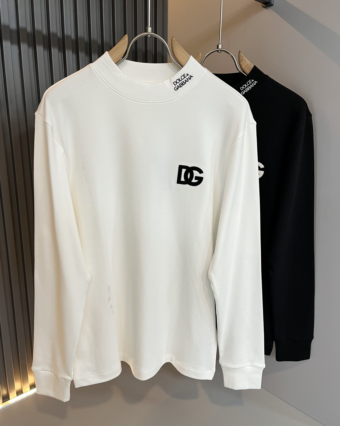 NO:565168,Dolce&Gabba*a 2025 new autumn style long-sleeved T-shirt for men and women, available at counters simultaneously!  Customized exclusive pure cotton fabric, embroidered letter logo pattern on the chest!  Simple and elegant, easy to match and versatile, extremely high-grade, perfectly integrated into fashion and style, it is a top-notch fashionable style that is perfect for outer wear!  The whole thing gives people a natural feeling!  The ultimate classic versatile short-sleeved T-shirt, using the latest three-dimensional logo element embroidery design!  The ultimate heavy work, the ultimate perfection!  Fans who pursue high quality should rush to buy it by themselves, and we sincerely invite all fans who know the goods to appreciate this model together!  !  Size S-2XL,,Dolce&Gabbana,Dolce&Gabbana,T-shirt,tees,t-shirt,alexander wang19860909Dolce&Gabba*a 杜嘉*纳2025秋季新款男女同款打底长袖T恤,专柜同步发售！定制专属纯棉面料,胸前字母logo图案刺绣设计！简约大方,从容百搭,档次极高,完美融入时尚还有风情感一款完美符合外穿的顶尖时髦气质款！整体给人浑然天成的感觉！极致经典的百搭型短袖T恤,采用最新的立体logo元素刺绣设计！极致的重工极致的完美！追求高品质的粉丝们请自行抢购,诚邀所有识货的粉丝一同鉴赏此款！！尺码S-2XL,,Dolce&Gabbana,Dolce&Gabbana,T-shirt,tees，t-shirt,alexander wang,Men's clothing