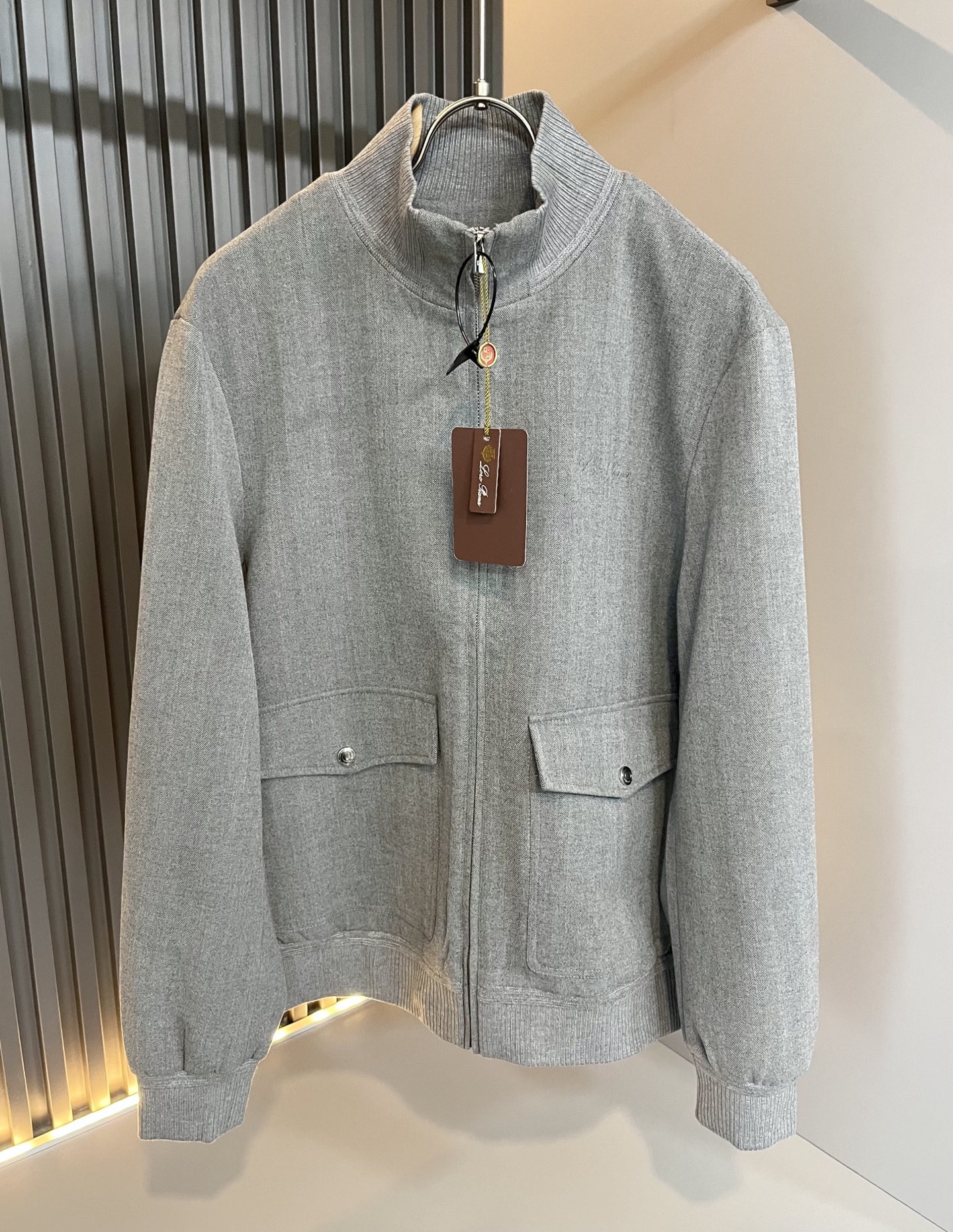 NO:549520,Loro Piana 2025 autumn and winter new men's casual jackets, orders from foreign trade companies!  Made from pure cotton material, with logo embroidery design on the chest!  One of the classic proprietary fabrics!  The texture is light, soft and delicate to the touch, but the shape is straight and stylish!  It adopts a multi-layer structure and is windproof. The pockets are decorated with details, which is the ultimate luxury... Perfect interpretation of high-quality appearance. Customized original hardware is provided!  Size M-3XL,,loro piana,jackets & coats,jackets & coats,alexander wang19860909Loro Piana诺悠翩雅 2025秋冬新品男士休闲夹克外套,外贸公司订单！客供纯棉材质,胸前logo图案刺绣设计！经典的专有织物之一！ 质地轻盈、触感又柔软细腻、但型态又笔挺有型！ 采用多层结构、具备防风性能. 口袋饰有细节、奢华极致… 完美演绎高品质品相.客供定制原版五金！尺码M-3XL,,loro piana,jackets & coats,jackets & coats,alexander wang,Men's clothing