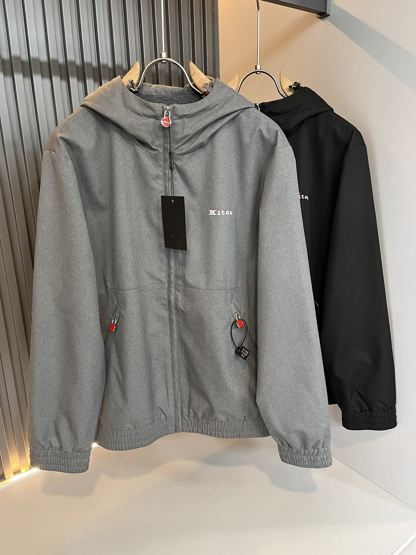 NO:550761,Kiton's new men's casual jacket for autumn and winter 2025, uses imported exclusive polyester fiber fabric!  !  Simple LOGO logo hardware design!  Representing the brand image. Simple and comfortable styles, uniform and full lines, exquisite and delicate, high-end and luxurious on the upper body. Simple styles are more diverse in style. Fashionable tailoring, simple plain men's short-sleeved short-sleeved T-shirts, T-shirts that every man should buy. Size M-3XL, Jackets & coats, T-shirt, tees, t-shirt, alexander wang19860909Kiton 2025秋冬新款男士休闲夹克,采用进口专属聚酯纤维面料！！简单LOGO标识五金设计！代表品牌形象 简洁舒适的款式,线条感粗细均匀饱满,精致细腻,上身高端又奢华.简约的款式穿搭起来更加的多样化.剪裁时尚版型,简约式素色男士短袖短袖T恤,每一个男士都应该入手的T恤.尺码M-3XL,,jackets & coats,T-shirt,tees，t-shirt,alexander wang,Men's clothing