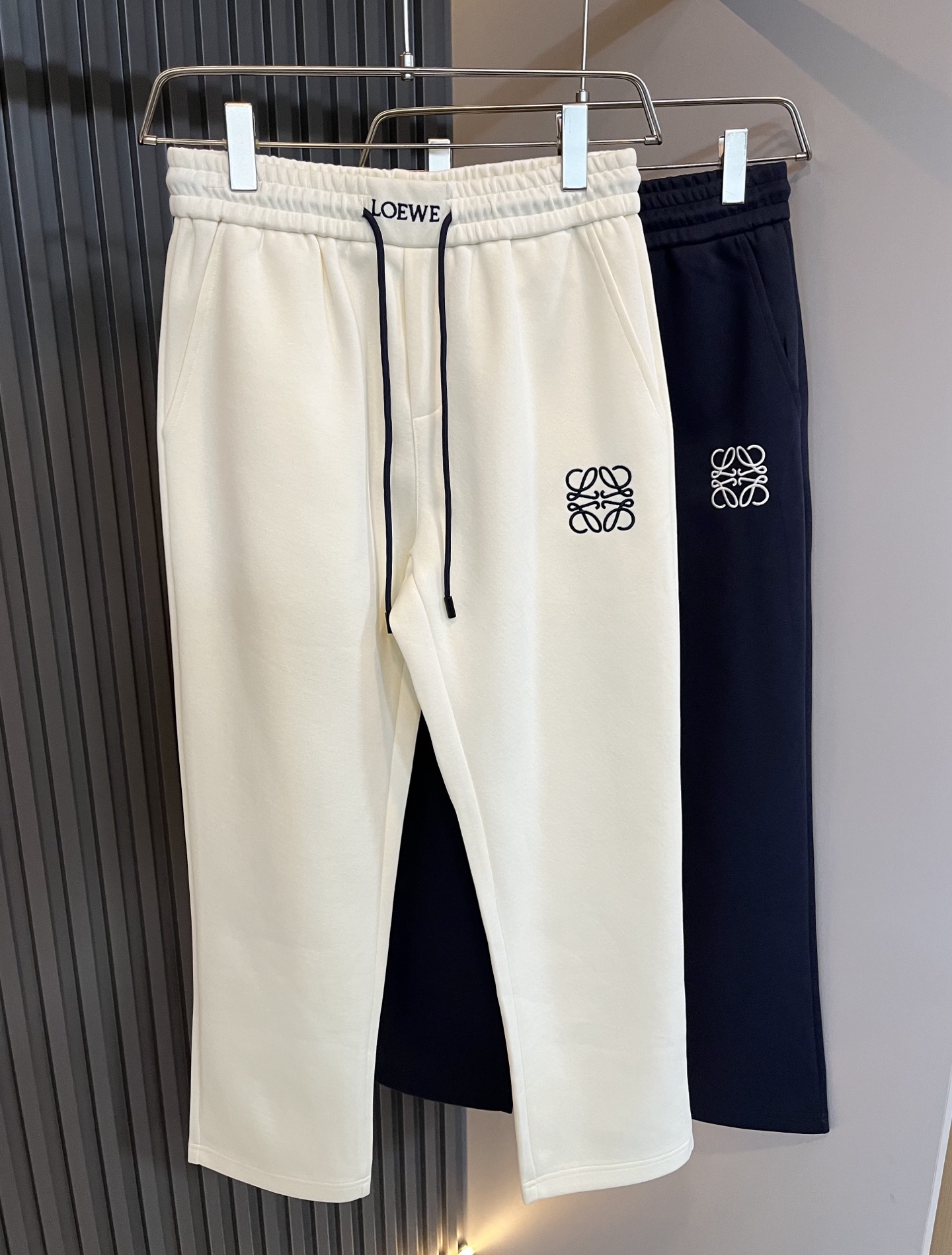 NO:550758,LO*WE/Luo*We 2025 autumn and winter new men's fashion high-end casual pants, Hong Kong foreign business channel goods, original Japanese production, pure blood quality, perfectly continuing the essence and genes of LOE*'s home. From the main fabric to the detailed craftsmanship, all show the ingenuity of quality, using multiple brand elements to interpret it, and the trouser leg embroidery logo design!  Identity manifestation that belongs to the soul!  Customers supply high-end imported pure cotton fabrics, very high-end and fashionable detailed craftsmanship, red ear cloth is completed by a specific antique loom. This element represents the identity and rank of jeans, which is very worthy of savoring!  In terms of matching, it is invincible and explains the versatility in place, with ingenious details and exquisite accessories. The auxiliary materials are all provided by foreign merchants. They are tailored and slim, and the upper body is lifted with an excellent effect. They are a styling item that is hard to come by!  Size M-3XL, loewe, jeans, alexander wang19860909LO*WE/罗*威2025秋冬新品男士时装款高端休闲裤,香港洋行渠道货,日本原厂出品,纯血统品质,完美延续了LOE*家的精髓与基因,从主体面料到细节工艺,无不彰显出品质的匠心所在,运用多个品牌元素标识来诠释,裤腿刺绣logo设计！属于灵魂式的身份彰显！客供高级进口纯棉面料,非常高级且时髦的细节工艺,赤耳布是由特定古董织布机完成,此元素代表着牛仔裤的身份及段位,非常值得细品悦人！在搭配上所向无敌,把百搭阐释到位,细节匠心考究,辅料皆为外商客供,剪裁合体修身,上身提臀效果绝佳,可遇而不可求的造型单品！尺码M-3XL,,loewe,jeans,alexander wang,Men's clothing
