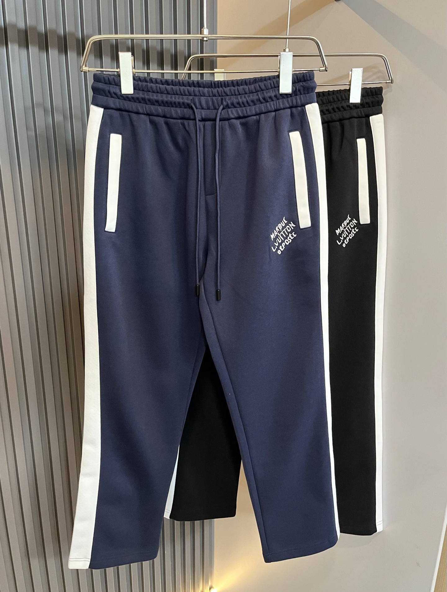 NO:550755,Louls**Vultt*n Louis*den 2025 autumn and winter new elastic waist casual pants!  Front and back logo pattern embroidery decoration!  It is sewn with double-pressure thread, and the splitting degree reaches the highest level. Customized pure cotton fabric is smooth and smooth, with excellent drooping feeling. It is very comfortable and skin-friendly when worn by the human body. It is durable and has high breathability. It has been heat-shrinking before cutting. The pressing process also interprets fashion. In terms of the process, it is pressed by a special machine waist trouser press, and it is highly elastic and elastic waist drawstring. Fashion has connotation!  You deserve it. Good goods are rare!  Size M-3XL, louis vuitton,alexander wang19860909Louls**Vultt*n路易*登 2025秋冬新款松紧腰休闲裤 ！前后标识logo图案刺绣修饰！采用双压线缝制,劈裂度达到最高级别,定制纯棉面料光滑柔顺 垂顺感极佳 人体穿上去非常舒适亲肤 耐穿 免烫抗皱系列 透气性高,裁剪之前经过高温热缩工艺,压线工艺还诠释着时尚,工艺方面采用特种机裤腰压线专机压制,高弹力松紧腰抽绳 时尚有内涵！你值得拥有.好货难得！尺码M-3XL,,louis vuitton,alexander wang,Men's clothing