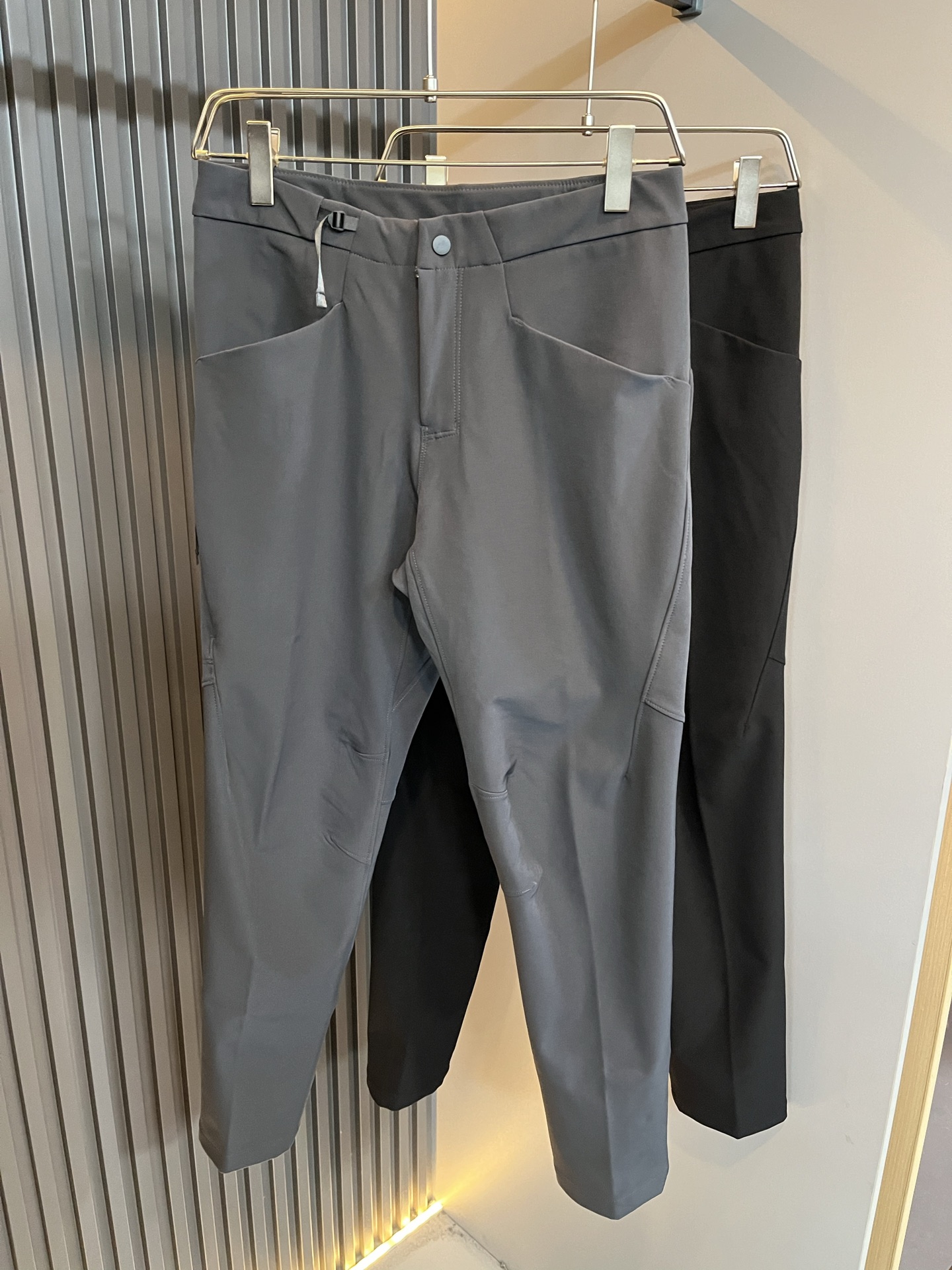 NO:550796,ARCTER*X Original Archaeological Bird 2025 autumn and winter new casual sports style casual pants, outdoor brands may first think of Canadian goose and Archaeological Bird. It gives people a feeling of trying out the label!  In addition to being quite accomplished in style design, the most obvious or most expert should be to have deeper and unique insights and attainments in fabrics. Through continuous structural research and problem-solving, and characterized by unique research on fabrics, these alone are enough to support it to become the first new logo brand image in the clothing manufacturing industry. This model uses elastic spandex precision blended fabric and trouser leg logo printing pattern design!  The feel is smooth and soft, and it has both natural beauty and comfort. The large body style is cut cleanly and cleanly, and the fabric shows a different hazy structural beauty. It is exclusively customized with mold opening. The fabric and its skills test the workers' skills. It can be smooth and smooth without wrinkles. It is really a test of the handmade work of every master!  Make the overall clean and neat, without leaving a trace of thread. Nowadays, men who pursue life are more refined in life, size M-4XL, arc'teryx, alexander wang19860909ARCTER*X始*祖鸟 2025秋冬新款休闲运动风格休闲裤,户外品牌可能大家第一想到的就是加拿大鹅、始祖鸟.给人一种标签试的感觉！除了在款式设计上颇有造诣之外,最明显或者说最为拿手的,应该就是在面料上的拥有更深独特见解跟造诣了.通过不断地结构研究和问题处理,在以面料独特研究为特征,仅凭这些就已经足以支撑其成为服装制造行业中,首屈可数的新标志品牌形象.此款采用弹力氨纶精工混纺面料,裤腿logo印花图案设计！手感细滑柔软,同时兼具自然美感跟舒适度.大身上版型裁剪简洁干净,面料上显现出了不一样朦胧的结构性美感来.独家开模定制而成,面料及其考验工人的技术,能做到平整服帖又不起皱,真的是很考验每位师傅的手工制作！使得整体干净利索,不留一丝线头.现在对于生活有所追求的男性也在生活中更为精致,尺码M-4XL,arc'teryx,alexander wang,Men's clothing