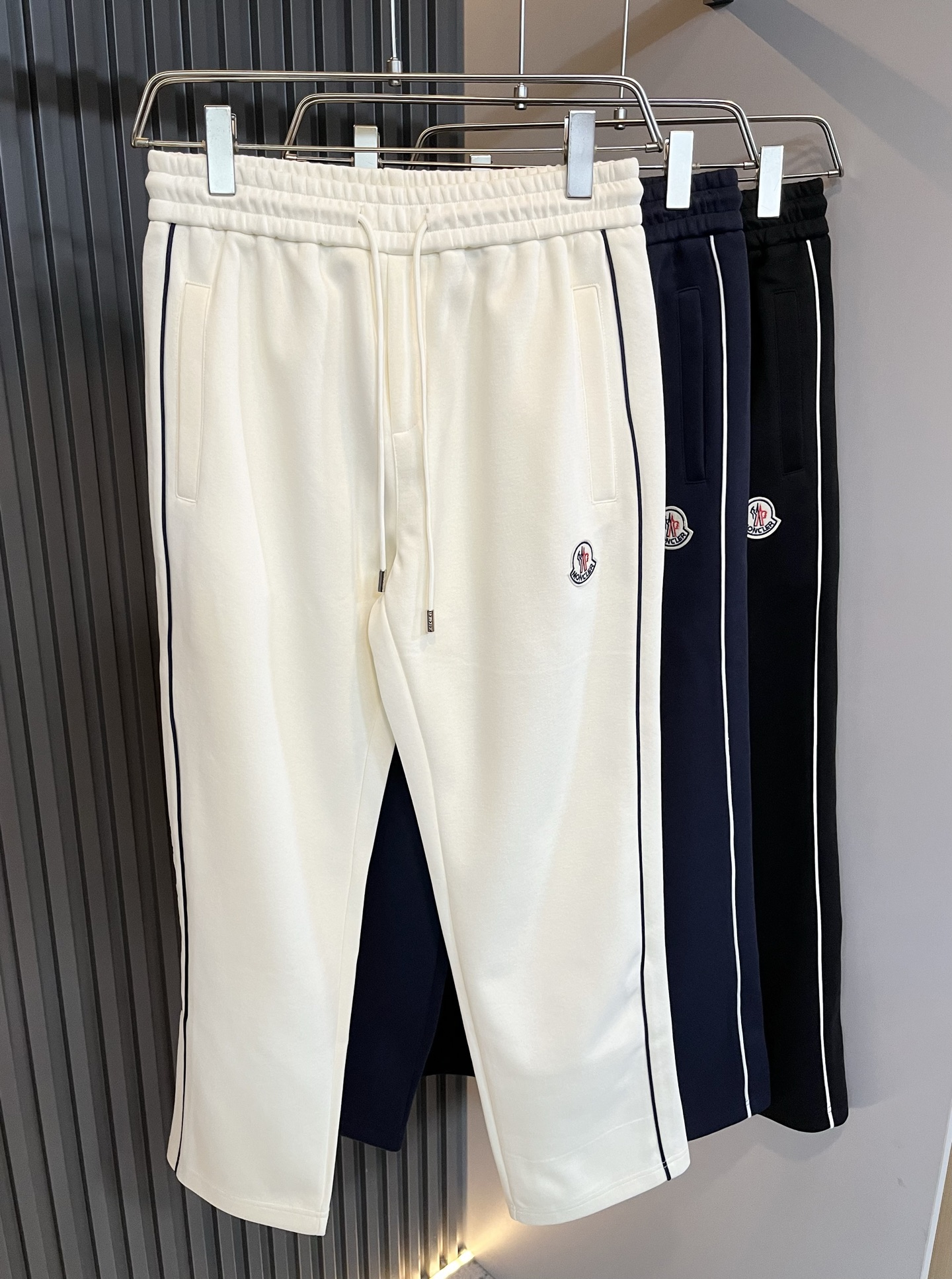 NO:550799,Moncl*r's latest trade order casual pants for autumn and winter 2025!  Full condition!  !  Logo embroidery design on the trouser legs!  Customized exclusive pure cotton fabric tailoring!  The upper body is comfortable and breathable, not stiff, and has a rich three-dimensional feel overall. It is a quality export order that meets the simple needs of commuters. The upper body effect is very good, slimming, and not picky about the figure. The fabric workmanship... is impeccable. Only good craftsmanship and good fabrics can make you wear a good taste. It is a must-have item for everyone!  Size M-3XL,,alexander wang19860909Moncl*r蒙*口2025秋冬最新的贸易订单休闲裤！全品相！！裤腿logo图案刺绣设计！定制专属纯棉面料剪裁！上身舒适透气,不僵硬,整体有着丰富的立体感,品质出口订单,满足通勤人们对于着装的简约需求,上身效果很好,显瘦,不挑剔身材.面料做工....无可挑剔,好工艺好面料才能穿出好品味一款,人手必备单品！尺码M-3XL,,alexander wang,Men's clothing