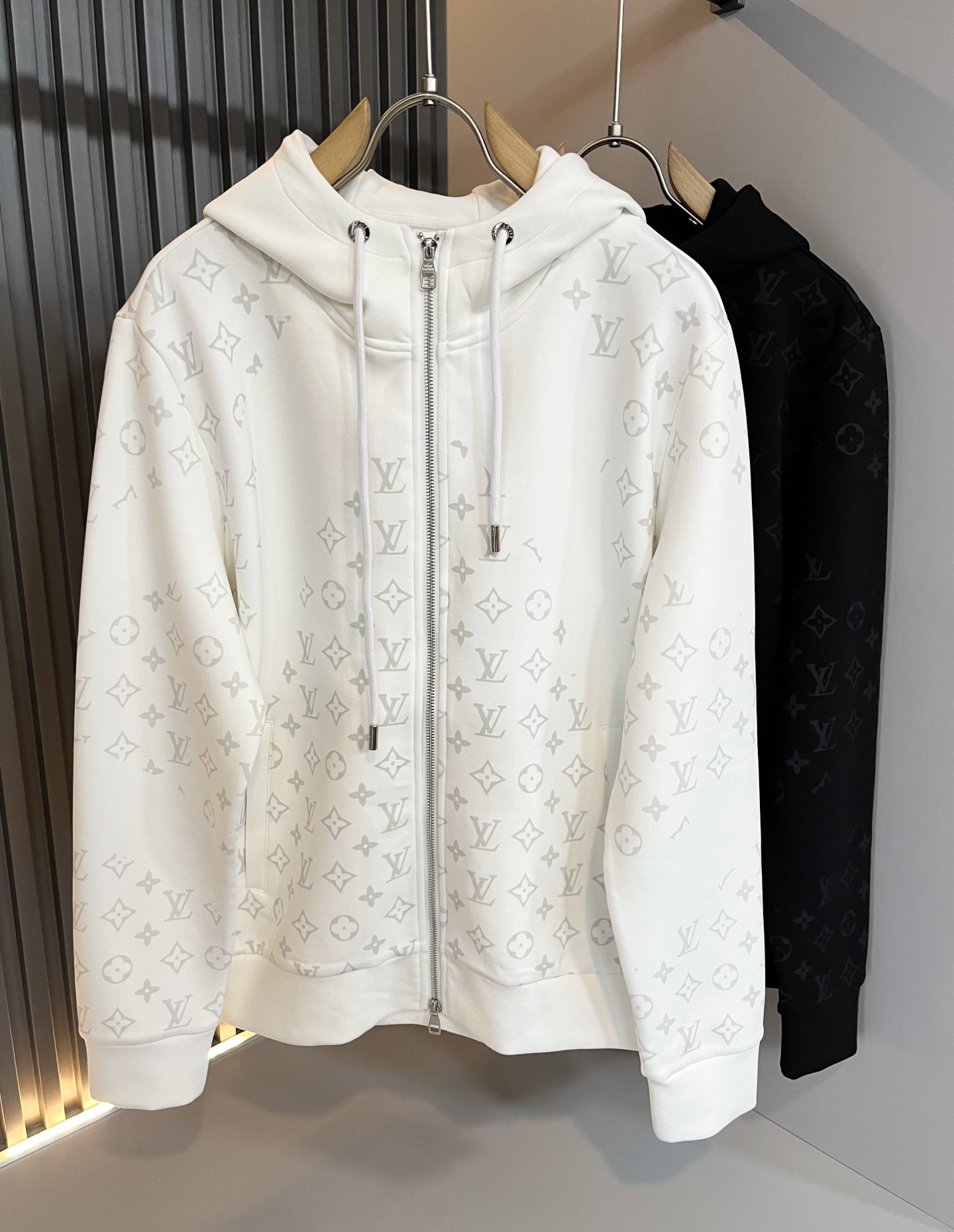 NO:565140,LouisVuitt* Louis*don's new 2025 autumn and winter series of items are online. It is a very fashionable and avant-garde zipper long-sleeved sweatshirt for men and women, with a logo print design on the chest!  It is different from the past and declares the design concept that the brand has inherited for many years!  Its eye-catching appeal is no less than any classic style, perfectly presenting the sense of fashion, high-end and luxury to the world!  Made of imported cotton material supplied by customers, selected high-quality pure cotton fabric, soft and skin-friendly and delicate, the actual product will definitely exceed your imagination, and it will be used to the extreme!  Size M-3XL,,louis vuitton,louis vuitton,hoodie,sweatshirts,alexander wang19860909LouisVuitt*路易*登 2025秋冬全新系列单品上线,非常时髦前卫的一款男女同款拉链款长袖卫衣,胸前标识logo印花图案设计！区别于以往的不同,宣示品牌传承多年的设计理念！其吸睛度完全不亚于任何经典款式,将时髦高级感与奢华感完美呈现在世人眼前！客供进口全棉材质制成,精选优质纯棉面料,触感软糯亲肤细腻,实物到手绝对超乎你的想象,发挥到了极致！尺码M-3XL,,louis vuitton,louis vuitton,hoodie,sweatshirts,alexander wang,Men's clothing