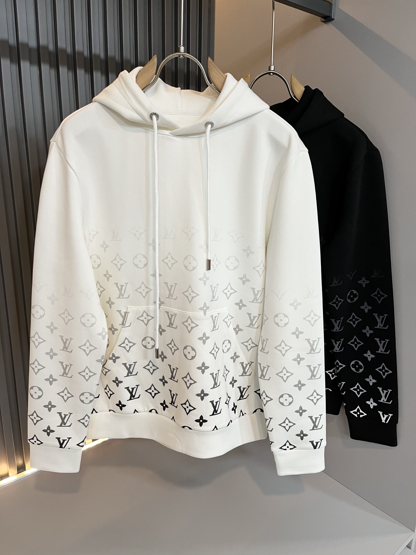 NO:550783,LouisVuitt*Louis*Deng The new series of autumn and winter products in 2025 are launched, a very fashionable and avant-garde zippered long-sleeved sweatshirt for men and women, with logo print design on the chest!  Different from the past, it declares the design concept that has been passed down for many years in the brand!  Its eye-catchingness is no less than any classic style, perfectly presenting the fashionable, high-end and luxurious feeling in front of the world!  Made of imported cotton materials, selected high-quality pure cotton fabrics, soft and soft to the touch, the real thing is definitely beyond your imagination, and it has been used to the extreme!  Size M-3XL, louis vuitton,louis vuitton,hoodie,sweatshirts,alexander wang19860909LouisVuitt*路易*登 2025秋冬全新系列单品上线,非常时髦前卫的一款男女同款拉链款长袖卫衣,胸前标识logo印花图案设计！区别于以往的不同,宣示品牌传承多年的设计理念！其吸睛度完全不亚于任何经典款式,将时髦高级感与奢华感完美呈现在世人眼前！客供进口全棉材质制成,精选优质纯棉面料,触感软糯亲肤细腻,实物到手绝对超乎你的想象,发挥到了极致！尺码M-3XL,,louis vuitton,louis vuitton,hoodie,sweatshirts,alexander wang,Men's clothing