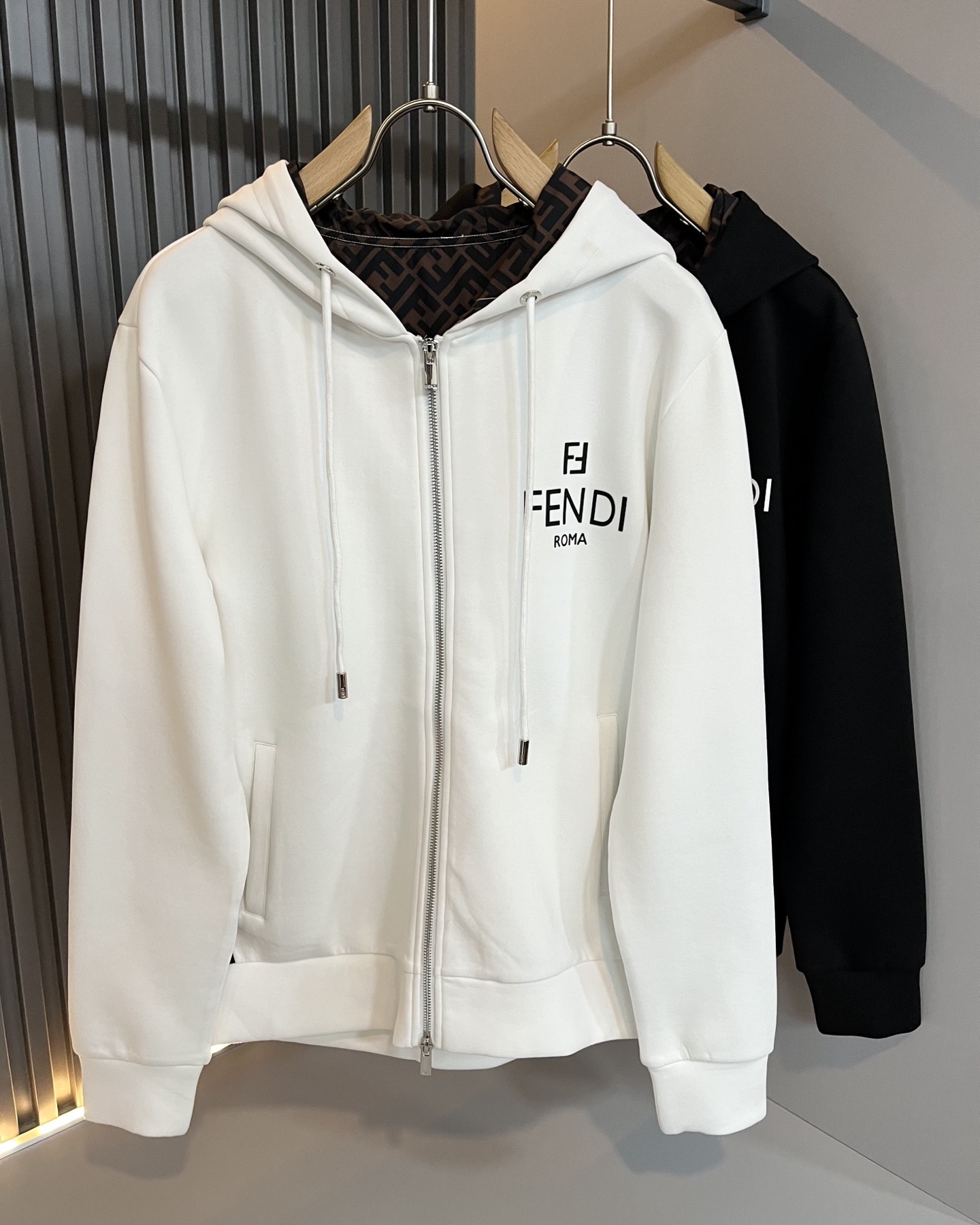 NO:550770,FEN*I FEN*Di 2025 autumn and winter new FD family hooded sweatshirts, versatile for men and women. Original Italian orders, popular FD family items, high-quality products with full representativeness and full specifications, and high-quality products that all FD fans are worth buying!  Pure Yidian channel orders, high-end and popular products from the FD family, very popular items at the moment, and a design of the letter logo on the chest!  High-end goods worth keeping and giving away to others!  The most classic BUGS series of styles in the FD family are trendy and beautiful, with a full sense of trend, a very high sense of grade and specification, and the use of very classic and gives people a strong visual impact, with a very high recognition, and the top exclusive pure cotton fabric!  Created, soft, delicate and comfortable, and the quality is quite high-end and classy!  Perfectly interprets the charm of the brand and leaves a deep impression. It is more fashionable and charming, with generous and fashionable upper body, and is even more stressful for outfits!  The inner wear alone is very delicious and beautiful scenery that cannot be ignored!  Size M-3XL, fendi,dior,hoodie,sweatshirts,hats,alexander wang19860909FEN*I 芬*迪2025秋冬新款FD家族男女同款连帽卫衣,男女同款百搭.意大利原厂订单,FD家族人气单品,代表性十足,规格感十足的精品,所有FD粉丝都值得抢购的精品！纯正意代渠道订单,FD家族的高奢人气爆款产物,当下十分火爆的单品,胸前字母logo压胶图案设计！值得自留和送人的高端货！FD家族最为经典的BUGS系列款式单品,新潮又好看,潮流气息感十足,档次规格感极高,并且采用十分经典给人的视觉冲击感相当强烈,有着极高的辨识度,顶级专属纯棉面料！打造,触感柔软细腻舒适,品相相当高级有档次！完美诠释品牌魅力,给人留下深刻印象.更具时尚与韵味,上身大方时尚,对于穿搭更是毫无压力！单穿内搭都极有味道,不可忽视的靓丽风景线！ 尺码M-3XL,,fendi,dior,hoodie,sweatshirts,hats,alexander wang,Men's clothing