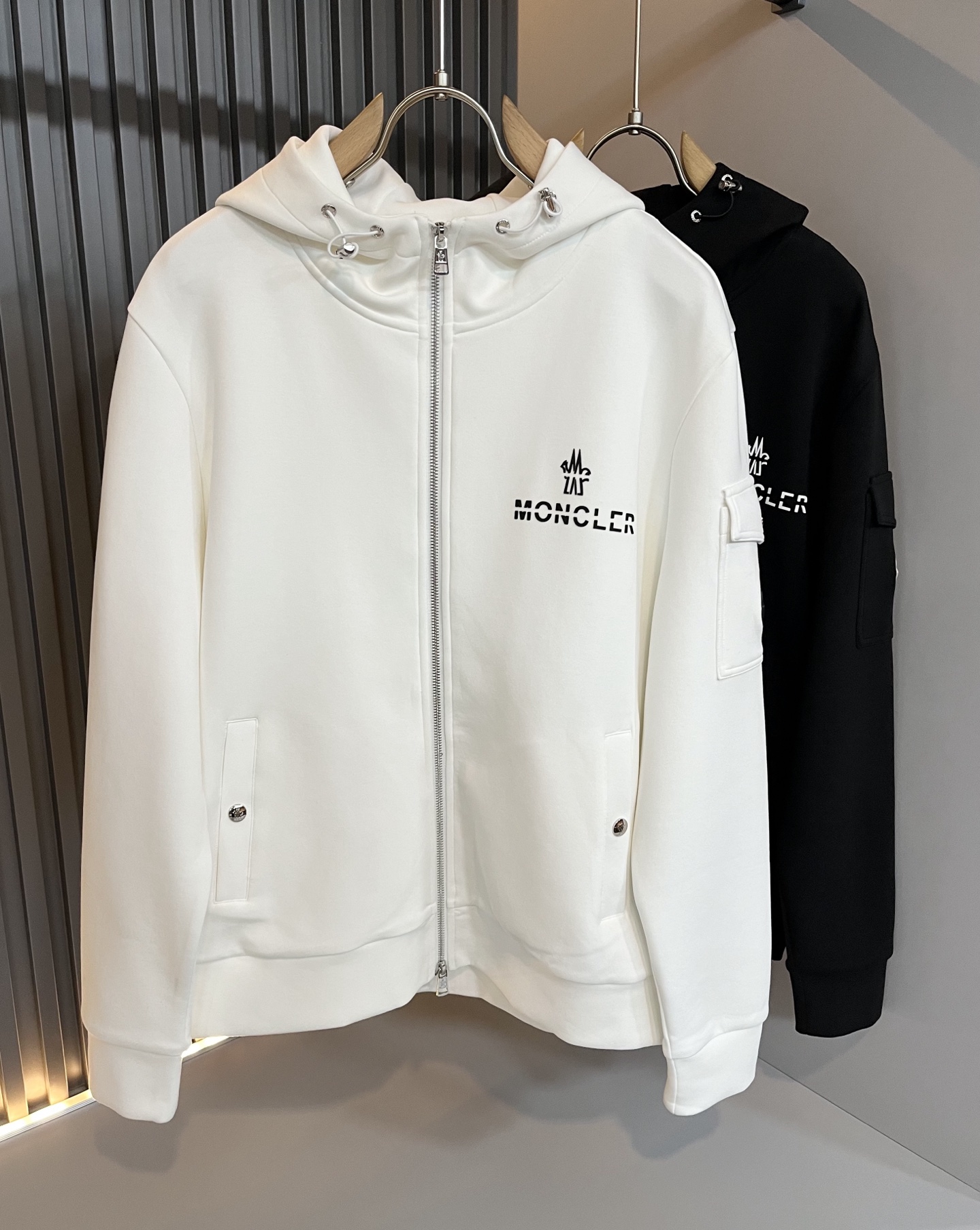 NO:566838,Moncl*r's latest trade order long-sleeved sweatshirt for men and women in autumn and winter, same style for couples, in full condition!  !  Internet celebrity model!  The process is designed using pattern and logo lamination technology!  The upper body is comfortable and breathable, not stiff, and the overall body has a rich three-dimensional feel. It is a quality export order and is customized with exclusive pure cotton fabric tailoring to meet the simple needs of commuters. The upper body effect is very good, slimming, and not picky about the figure. The fabric workmanship... is impeccable. Only good craftsmanship and good fabrics can make you wear a good taste. It is a must-have item for everyone!  Size M-3XL,,hoodie,sweatshirts,alexander wang19860909Moncl*r蒙*口秋冬男女同款情侣款最新的贸易订单长袖卫衣,全品相！！网红款！工艺采用图案logo压胶工艺设计！上身舒适透气,不僵硬,整体有着丰富的立体感,品质出口订单,定制专属纯棉面料剪裁,满足通勤人们对于着装的简约需求,上身效果很好,显瘦,不挑剔身材.面料做工....无可挑剔,好工艺好面料才能穿出好品味一款,人手必备单品！尺码M-3XL,,hoodie,sweatshirts,alexander wang,Men's clothing