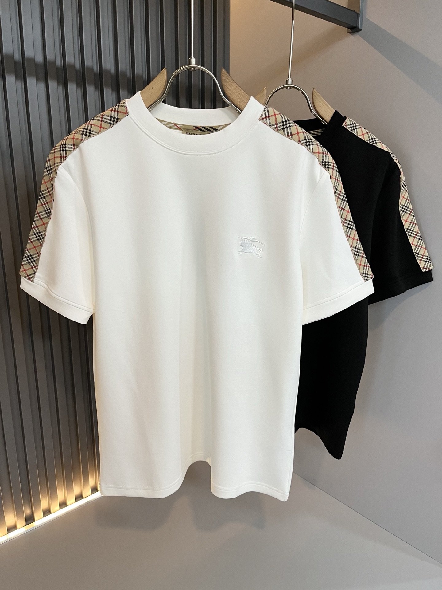 NO:549482,Bur*erry 2025 autumn new men's short-sleeved base, the latest brand design elements!  Neither monotonous nor complicated, it shows taste just right!  Customer-supplied top logo war horse embroidery fabric!  Comfortable, sweat-absorbing and breathable, custom-made original baby lint cotton fabric!  The unique sense of luxury presents a simple and elegant temperament!  Logo print design on the chest!  Full three-dimensional! Standard cutting design!  Every detail is a synchronized with high-end fashion. Size: M-3XL, burberry, T-shirt, alexander wang19860909Bur*erry 巴*莉 2025秋季新款男士短袖打底,品牌最新设计元素！既不单调也不复杂,恰到好处的展现品味！客供顶级logo战马刺绣面料！舒适吸汗透气根本不在话下,定制原版婴儿绒棉面料！独具的高奢感呈现简约优雅气质！胸前logo印花设计！饱满立体!标准裁剪设计！每一处细节都是与高端时尚同步的体现.尺码:M-3XL,,burberry,T-shirt,alexander wang,Men's clothing