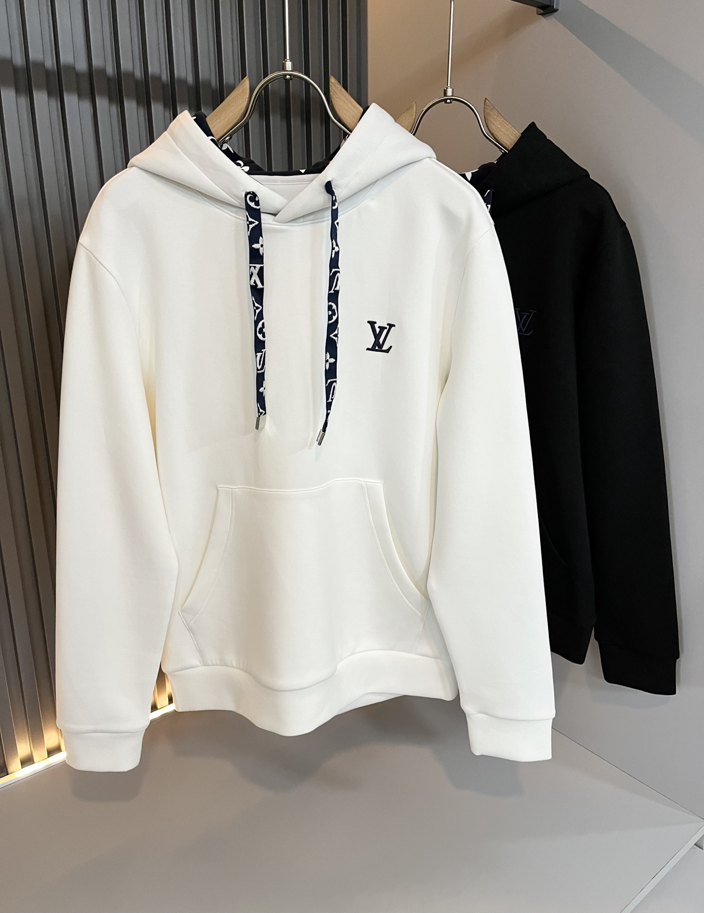 NO:550772,LouisVuitt*Louis*Deng The new series of autumn and winter products in 2025 are launched, a very fashionable and avant-garde long-sleeved sweatshirt for men and women, with a logo embroidery design on the chest!  Different from the past, it declares the design concept that has been passed down for many years in the brand!  Its eye-catchingness is no less than any classic style, perfectly presenting the fashionable, high-end and luxurious feeling in front of the world!  Made of imported cotton materials, selected high-quality pure cotton fabrics, soft and soft to the touch, the real thing is definitely beyond your imagination, and it has been used to the extreme!  Size M-3XL, louis vuitton,louis vuitton,hoodie,sweatshirts,alexander wang19860909LouisVuitt*路易*登 2025秋冬全新系列单品上线,非常时髦前卫的一款男女同款长袖卫衣,胸前标识logo图案刺绣设计！区别于以往的不同,宣示品牌传承多年的设计理念！其吸睛度完全不亚于任何经典款式,将时髦高级感与奢华感完美呈现在世人眼前！客供进口全棉材质制成,精选优质纯棉面料,触感软糯亲肤细腻,实物到手绝对超乎你的想象,发挥到了极致！尺码M-3XL,,louis vuitton,louis vuitton,hoodie,sweatshirts,alexander wang,Men's clothing