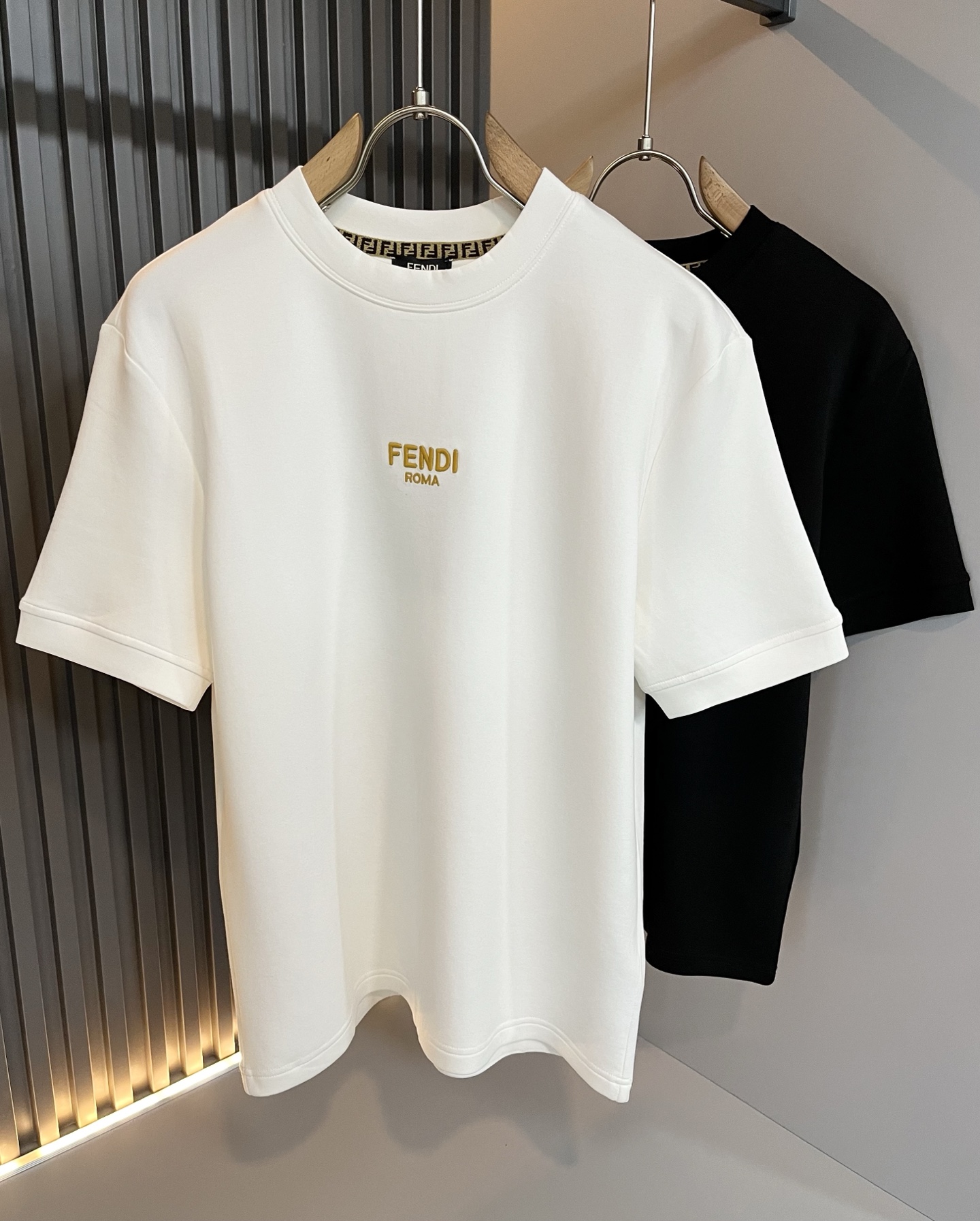 NO:549510,FEN*I FEN*Di 2025 autumn and winter new FD family FF men and women base short-sleeved T-shirt, versatile and minimalist short-sleeved shirts for men and women. Original Italian orders, popular FD family items, simple and pure colors. The FD family's enduring iconic products, high-quality products with full representativeness and full specifications, and high-quality products that all FD fans are worth buying!  Pure Yidian channel orders, high-end and popular products from the FD family, very popular items at the moment, and embroidery decoration of the iconic letter logo pattern!  High-end goods worth keeping and giving away to others!  It is trendy and beautiful, with a full sense of trendy atmosphere, and has a very high level and specifications. It uses a very classic black and white color combination, giving people a strong visual impact and has a very high recognition. It is top-quality exclusive pure cotton fabric, created with a soft, delicate and comfortable touch, and has a very high-end and classy appearance!  Perfectly interprets the charm of the brand and leaves a deep impression. It is more fashionable and charming. It has simple, elegant and fashionable upper body, and is even more stressful for outfits!  The inner wear alone is very delicious and beautiful scenery that cannot be ignored!  Size M-3XL, fendi,dior,T-shirt,tees,t-shirt,alexander wang19860909FEN*I 芬*迪2025秋冬新款FD家族FF男女同款打底短袖T恤,男女同款百搭极简短袖.意大利原厂订单,FD家族人气单品,简约纯色系打造.FD家族经久不衰的标志性臻品,代表性十足,规格感十足的精品,所有FD粉丝都值得抢购的精品！纯正意代渠道订单,FD家族的高奢人气爆款产物,当下十分火爆的单品,标志性字母logo图案刺绣修饰！值得自留和送人的高端货！新潮又好看,潮流气息感十足,档次规格感极高,并且采用十分经典的的黑白双色搭配,给人的视觉冲击感相当强烈,有着极高的辨识度,顶级专属纯棉面料,打造,触感柔软细腻舒适,品相相当高级有档次！完美诠释品牌魅力,给人留下深刻印象.更具时尚与韵味,上身简约大方时尚,对于穿搭更是毫无压力！单穿内搭都极有味道,不可忽视的靓丽风景线！ 尺码M-3XL,,fendi,dior,T-shirt,tees，t-shirt,alexander wang,Men's clothing