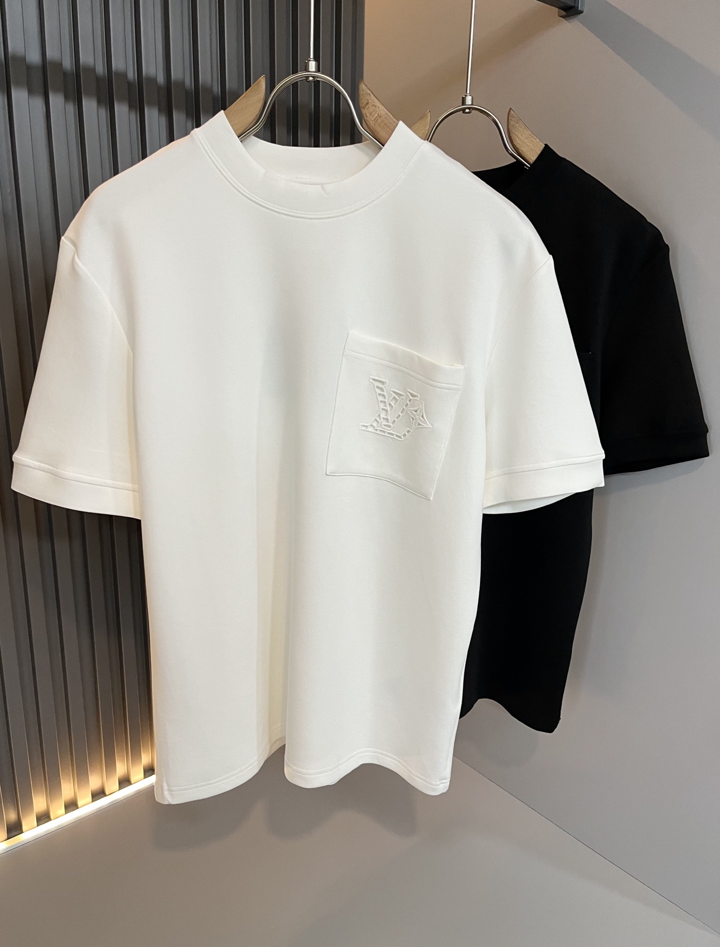 NO:550774,LouisVuitt*Louis*Deng 2025 autumn and winter new men's short-sleeved base shirt, very fashionable chest logo embroidery decoration!  Different from the past, it declares the design concept that has been passed down for many years in the brand!  Its eye-catchingness is no less than any classic style, perfectly presenting the fashionable, high-end and luxurious feeling in front of the world!  Selected high-quality pure cotton fabrics, soft and soft to the touch, the skin-friendly and delicate, the actual product is definitely beyond your imagination, and it has been brought to the extreme!  Size M-3XL, louis vuitton,louis vuitton,t-shirt,alexander wang19860909LouisVuitt*路易*登 2025秋冬新款男士短袖打底衫,非常时髦胸前logo刺绣修饰！区别于以往的不同,宣示品牌传承多年的设计理念！其吸睛度完全不亚于任何经典款式,将时髦高级感与奢华感完美呈现在世人眼前！精选优质纯棉面料,触感软糯亲肤细腻,实物到手绝对超乎你的想象,发挥到了极致！尺码M-3XL,,louis vuitton,louis vuitton,T-shirt,alexander wang,Men's clothing