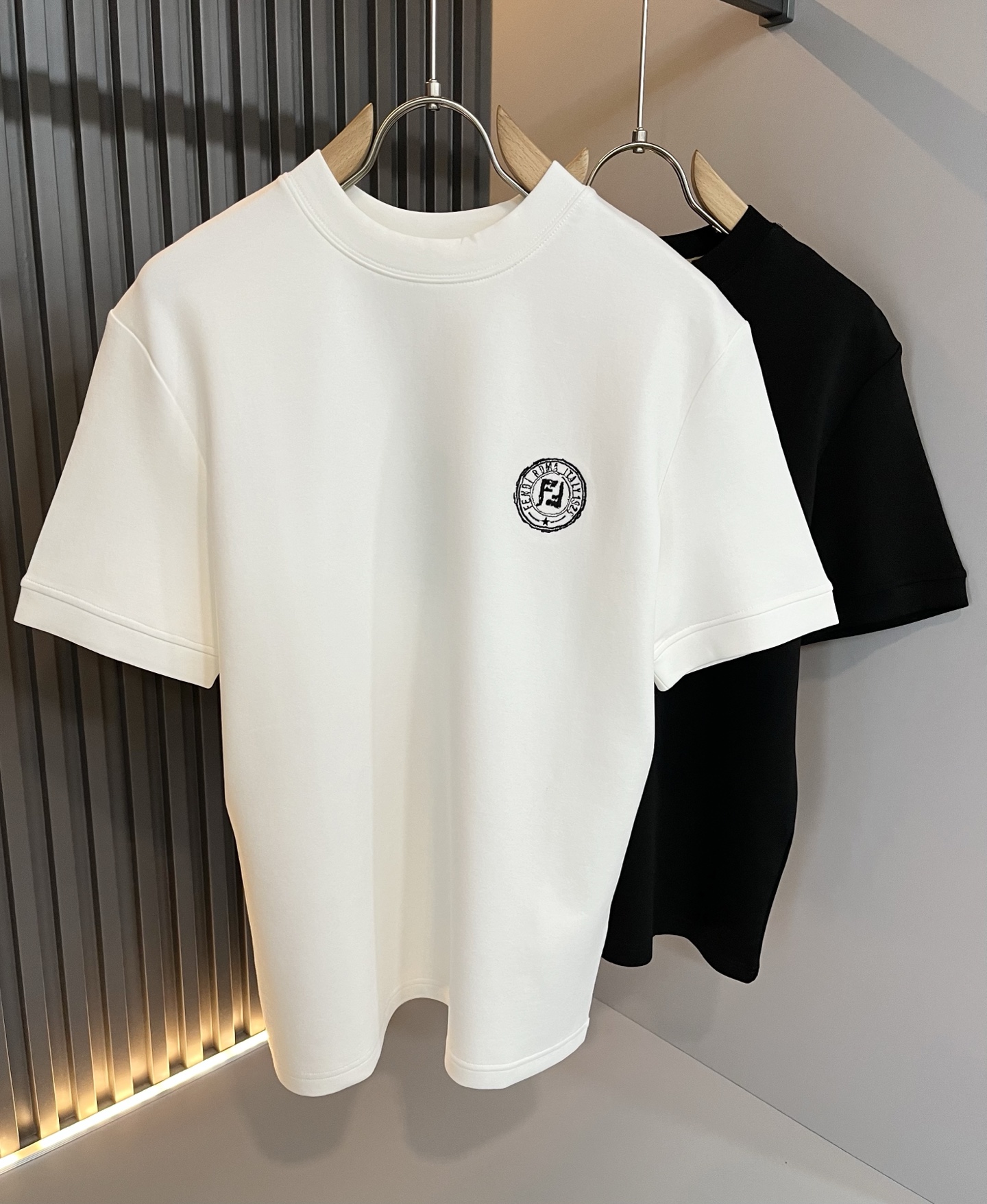 NO:549534,FEN*I FEN*Di 2025 autumn and winter new FD family FF men and women base shirt, versatile and simple short sleeves for men and women. Original Italian orders, popular FD family items, simple and pure colors. The FD family's enduring iconic products, high-quality products with full representativeness and full specifications, and high-quality products that all FD fans are worth buying!  Pure Yidian channel orders, high-end and popular products from the FD family, very popular items at the moment, and embroidery decoration of the iconic letter logo pattern!  High-end goods worth keeping and giving away to others!  It is trendy and beautiful, with a full sense of trendy atmosphere, and has a very high level and specifications. It uses a very classic black and white color combination, giving people a strong visual impact and has a very high recognition. It is top-quality exclusive pure cotton fabric, created with a soft, delicate and comfortable touch, and has a very high-end and classy appearance!  Perfectly interprets the charm of the brand and leaves a deep impression. It is more fashionable and charming. It has simple, elegant and fashionable upper body, and is even more stressful for outfits!  The inner wear alone is very delicious and beautiful scenery that cannot be ignored!  Size M-3XL, fendi,dior,T-shirt,alexander wang19860909FEN*I 芬*迪2025秋冬新款FD家族FF男女同款打底衫,男女同款百搭极简短袖.意大利原厂订单,FD家族人气单品,简约纯色系打造.FD家族经久不衰的标志性臻品,代表性十足,规格感十足的精品,所有FD粉丝都值得抢购的精品！纯正意代渠道订单,FD家族的高奢人气爆款产物,当下十分火爆的单品,标志性字母logo图案刺绣修饰！值得自留和送人的高端货！新潮又好看,潮流气息感十足,档次规格感极高,并且采用十分经典的的黑白双色搭配,给人的视觉冲击感相当强烈,有着极高的辨识度,顶级专属纯棉面料,打造,触感柔软细腻舒适,品相相当高级有档次！完美诠释品牌魅力,给人留下深刻印象.更具时尚与韵味,上身简约大方时尚,对于穿搭更是毫无压力！单穿内搭都极有味道,不可忽视的靓丽风景线！ 尺码M-3XL,,fendi,dior,T-shirt,alexander wang,Men's clothing