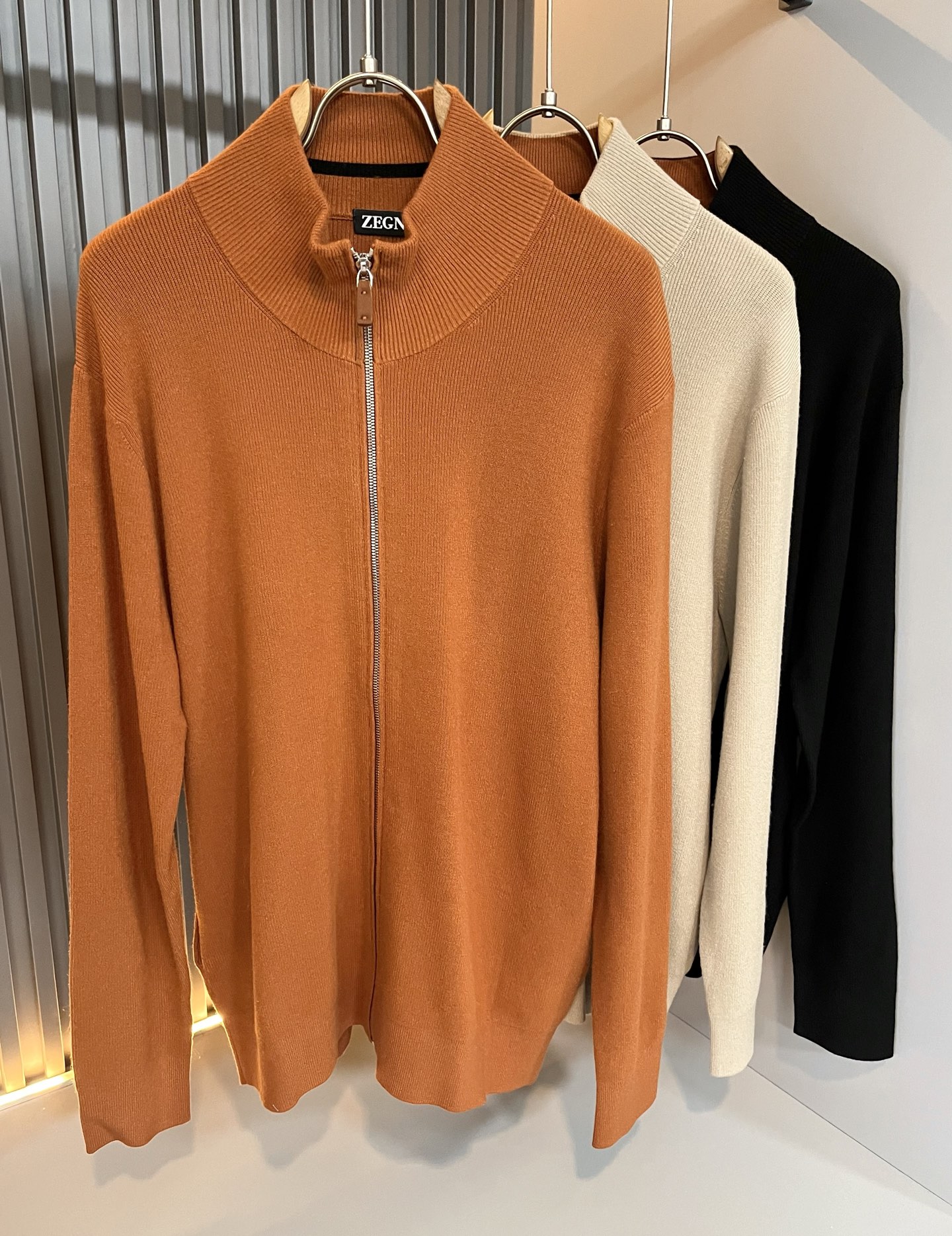 NO:548009,Ermenegildo Zeg*aJia New autumn and winter products for men's casual zipper knitted wool sweater, foreign trade company order!  It is one of the classic exclusive fabrics of Zenia!  Customized 100% wool fabric!  The texture is warm, the touch is soft and delicate, but the shape is straight and stylish!  Details, extreme luxury... Perfect interpretation of high-quality quality. Size M-3XL, zegna, alexander wang19860909Ermenegildo Zeg*a杰*亚 秋冬新品男士休闲拉链针织羊毛衫,外贸公司订单！是杰尼亚经典的专有织物之一！ 定制百分百羊毛面料！质地保暖,触感又柔软细腻、但型态又笔挺有型！ 细节、奢华极致… 完美演绎高品质品相.尺码M-3XL,,zegna,alexander wang,Men's clothing