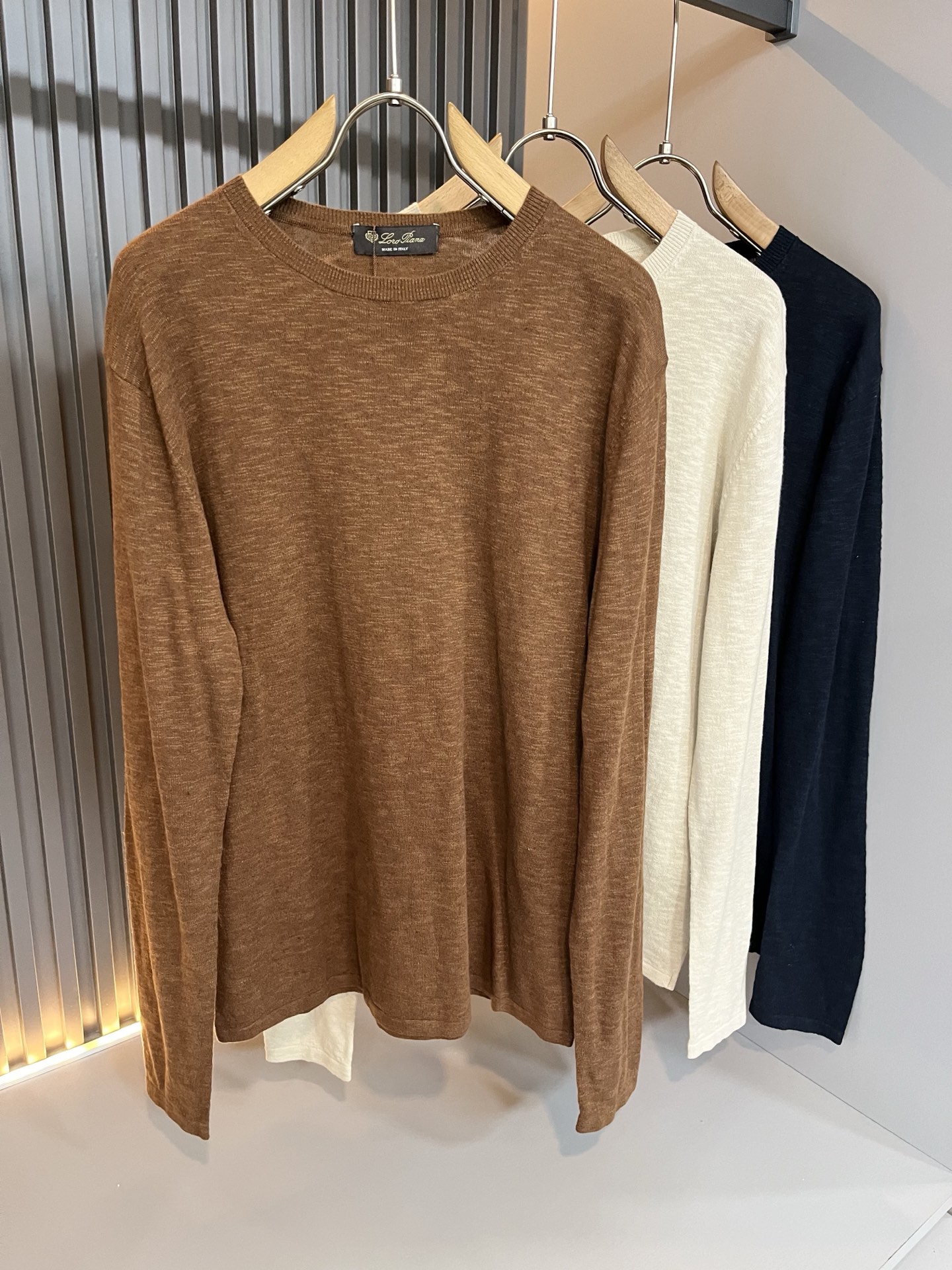 NO:547999,Loro Piana Nouyou Pianya The latest trade order knitted cardigan for men in autumn and winter, all the quality!  !  The upper body is comfortable and breathable, not stiff, and the overall three-dimensional feeling is rich, with quality export orders, customized exclusive knitted wool fabric tailoring to meet the simple needs of commuters for dressing. The upper body is very effective, it looks slim and not picky about the figure. The fabric workmanship... Improper, only good craftsmanship can make you feel good and tasteful, a must-have item for everyone!  Size M-3XL, loro piana, alexander wang19860909Loro Piana诺悠翩雅 秋冬男士最新的贸易订单针织羊毛衫,全品相！！上身舒适透气,不僵硬,整体有着丰富的立体感,品质出口订单,定制专属针织羊毛面料剪裁,满足通勤人们对于着装的简约需求,上身效果很好,显瘦,不挑剔身材.面料做工....无可挑剔,好工艺好面料才能穿出好品味一款,人手必备单品！尺码M-3XL,,loro piana,alexander wang,Men's clothing