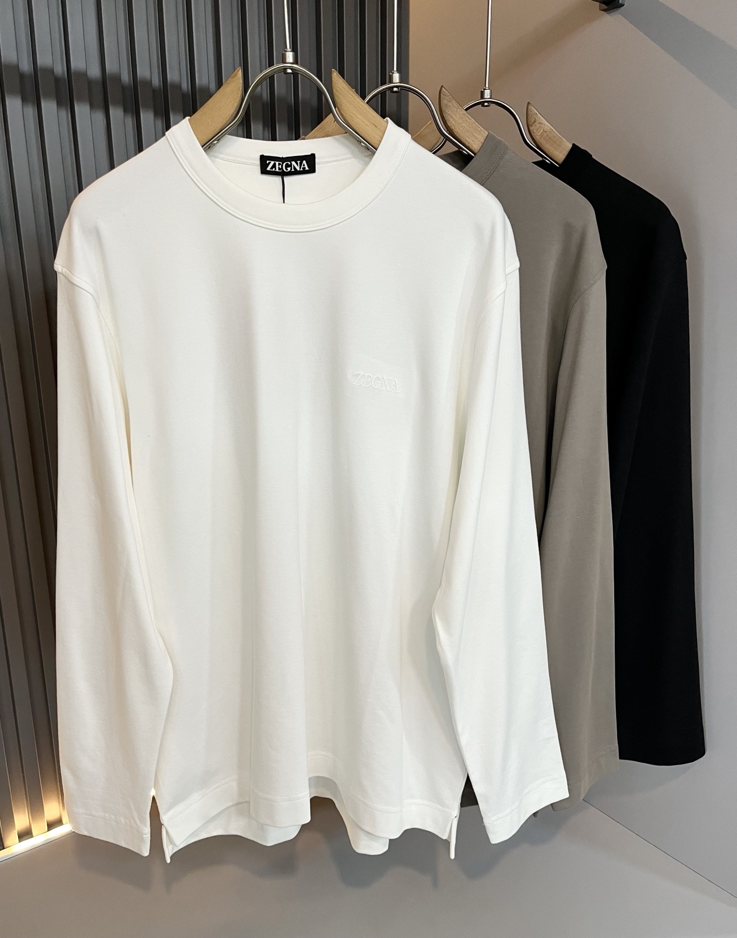 NO:547969,Ermenegildo Zeg*aJia New autumn and winter products for men's long-sleeved casual base shirt, foreign trade company order!  It is one of the classic exclusive fabrics of Zenia!  Customized original cotton fabric!  Embroidery design on chest logo pattern!  The texture is warm, the touch is soft and delicate, but the shape is straight and stylish!  Details, extreme luxury... Perfectly interpret high-quality quality. Size M-5XL, zegna, alexander wang19860909Ermenegildo Zeg*a杰*亚 秋冬新品男士长袖休闲打底衫,外贸公司订单！是杰尼亚经典的专有织物之一！ 定制原版纯棉面料！胸前logo图案刺绣设计！质地保暖,触感又柔软细腻、但型态又笔挺有型！ 细节、奢华极致… 完美演绎高品质品相.尺码M-5XL,,zegna,alexander wang,Men's clothing