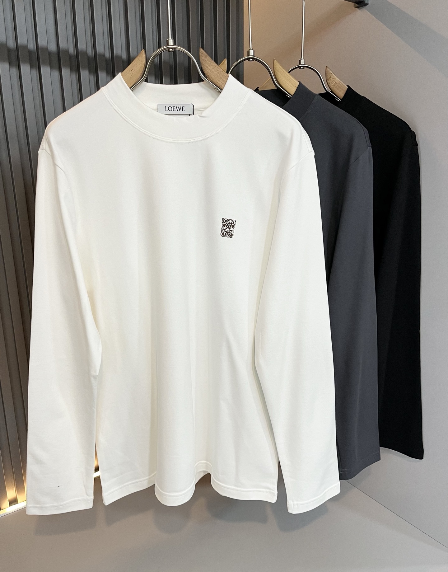 NO:547984,LOE*WE Luo*We autumn and winter men's base shirt, original Italian order channel, very personalized and high-end style, logo pattern glue pressing technology design!  The latest fashion trends and popular products are here, and it is another simple and high-end fashion item. It is a fashion product with very high-end outfit charm. It is a must-have item for fashion trends!  Original Italian manufacturer channels, special-level orders, and released at the same time as Hong Kong, Macao and Taiwan buyers. This model is also the latest popular product of Luo Yiweijia this year and the most classic product. Its specifications and grades are beyond doubt!  !  The choice is very diverse, and it can be said that this model naturally has a fresh and natural feeling, showing the brand charm and high-end feeling. The texture of this model is very good, and the heavy weight and brilliant skin-friendliness that can be seen with hands are even better, and it is a complete enjoyment of wearing!  !  Size: M-5XL, loewe, loewe, alexander wang19860909LOE*WE罗*威 秋冬男士打底衫,意大利原厂订单渠道,极具个性高级风,标志logo图案压胶工艺设计！最新时尚潮流人气产物驾到,又是一款简约高级的时尚单品,穿搭魅力十分高级不俗的时尚产物 ,时尚潮流必备单品！意大利原厂渠道,特供级别订单,同步港澳台买手店发布,此款也是罗意威家今年的最新人气产物,也是最经典的产物,其规格跟档次更是毋庸置疑！！ 选择极具多样化,言而喻此款自然具备那种清新自然的感觉,彰显品牌魅力与高级感,此款的质感十分的到位,用手可以感知的重磅跟出彩亲肤程度更是上佳,十足的穿着享受！！尺码: M-5XL,,loewe,loewe,alexander wang,Men's clothing