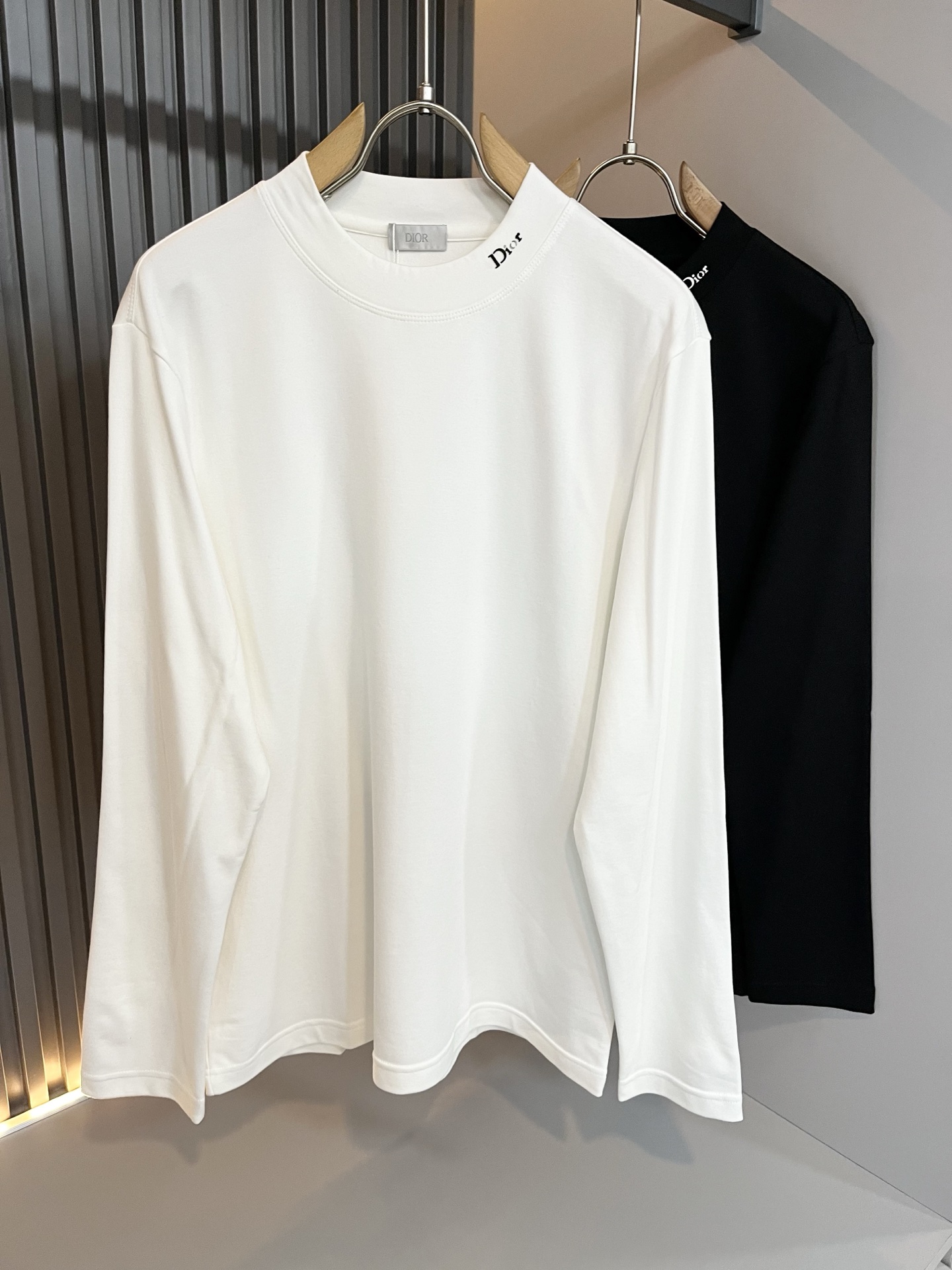 NO:549513,Dio*Dijia 2025 autumn and winter new men and women's base shirts are available at the same time for counters!  Customized exclusive 260g pure cotton fabric, customized original craft thread, neckline logo pattern glue pressing technology design!  Simple and generous, calm and versatile, extremely high-end, perfectly integrated with fashion and style, a top fashionable style that perfectly suits the outside wear!  The overall feeling is natural!  The ultimate classic versatile short-sleeved T-shirt adopts the latest three-dimensional letter logo embossed elements design!  The ultimate perfection of heavy industry!  Fans who pursue high quality are please buy them by themselves, and all fans who know the goods are invited to appreciate this model together!  !  Color black white Size M-5XL,,dior,dior,T-shirt,tees,t-shirt,alexander wang19860909Dio*迪家 2025秋冬新款男女同款打底衫,专柜同步发售！定制专属260克纯棉面料,定制原版工艺螺纹,领口logo图案压胶工艺设计！简约大方,从容百搭,档次极高,完美融入时尚还有风情感一款完美符合外穿的顶尖时髦气质款！整体给人浑然天成的感觉！极致经典的百搭型短袖T恤,采用最新的立体字母logo压胶元素设计！极致的重工极致的完美！追求高品质的粉丝们请自行抢购,诚邀所有识货的粉丝一同鉴赏此款！！颜色黑色 白色 尺码M-5XL,,dior,dior,T-shirt,tees，t-shirt,alexander wang,Men's clothing