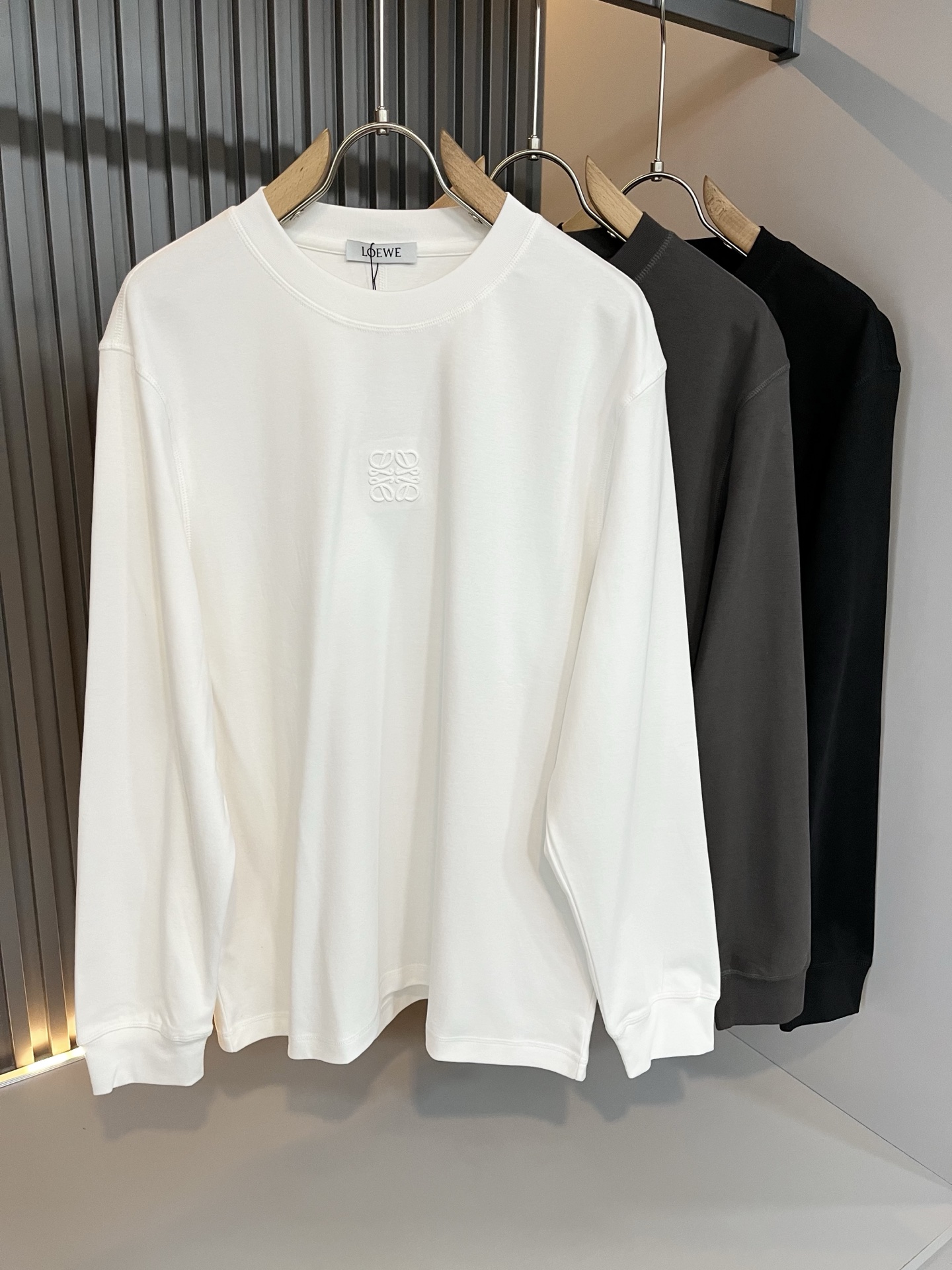 NO:547994,LOE*WE Luo*We autumn and winter men's base shirt, original Italian order channel, very personalized and high-end style, logo logo pattern embroidery craft design!  The latest fashion trends and popular products are here, and it is another simple and high-end fashion item. It is a fashion product with very high-end outfit charm. It is a must-have item for fashion trends!  Original Italian manufacturer channels, special-level orders, and released at the same time as Hong Kong, Macao and Taiwan buyers. This model is also the latest popular product of Luo Yiweijia this year and the most classic product. Its specifications and grades are beyond doubt!  !  The choice is very diverse, and it can be said that this model naturally has a fresh and natural feeling, showing the brand charm and high-end feeling. The texture of this model is very good, and the heavy weight and brilliant skin-friendliness that can be seen with hands are even better, and it is a complete enjoyment of wearing!  !  Size: M-5XL, loewe, loewe, alexander wang19860909LOE*WE罗*威 秋冬男士打底衫,意大利原厂订单渠道,极具个性高级风,标志logo图案刺绣工艺设计！最新时尚潮流人气产物驾到,又是一款简约高级的时尚单品,穿搭魅力十分高级不俗的时尚产物 ,时尚潮流必备单品！意大利原厂渠道,特供级别订单,同步港澳台买手店发布,此款也是罗意威家今年的最新人气产物,也是最经典的产物,其规格跟档次更是毋庸置疑！！ 选择极具多样化,言而喻此款自然具备那种清新自然的感觉,彰显品牌魅力与高级感,此款的质感十分的到位,用手可以感知的重磅跟出彩亲肤程度更是上佳,十足的穿着享受！！尺码: M-5XL,,loewe,loewe,alexander wang,Men's clothing