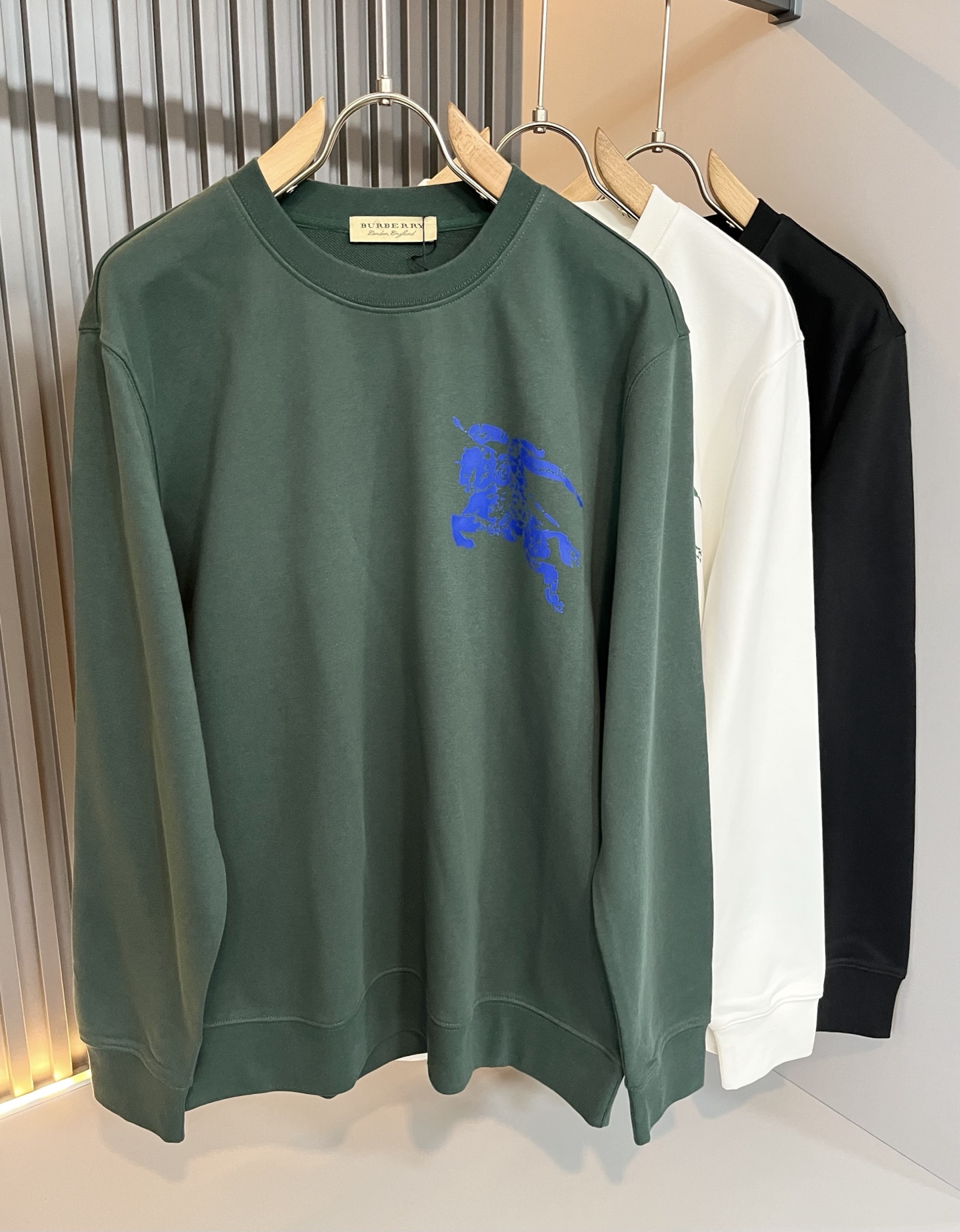 NO:547973,BURBER*Y Ba*li, the new autumn and winter style of men and women, basic casual and versatile cotton round neck sweatshirt, the same style of men and women!  Trading companies have sparse channels and are released on the official website at the same time!  Logo print design for body letters!  It has a refreshing and clean feeling!  This T-shirt is made of imported pure cotton. The materials used by B are still unscrupulous. It has a thin, soft and delicate feel, skin-friendly and breathable, giving you the most ultimate and comfortable wearing experience!  Perfectly blended with the fabric, without glue texture!  Basic regular style cutting, perfect for daily casual wear, so hurry up and buy it!  Size M-2XL, Burberry, hoodie, sweatshirts, tees, t-shirt, alexander wang19860909BURBER*Y巴*莉 秋冬新款男女同款基础休闲百搭棉质圆领卫衣,男女同款卫衣！贸易公司渠道稀出,同步官网发售！衣身字母logo印花设计！带有一种清爽又干净的感觉！此款T恤衫甄选客供进口纯棉材质制作而成,B家的用料上依然是无法挑剔的,轻薄柔软细腻的手感,亲肤透气、给你最极致舒爽的穿着体验！与面料完美融合为一体,没有胶质感！基础常规的版型裁剪,日常休闲着穿的完美之选,还不赶紧入手！尺码M-2XL,,burberry,hoodie,sweatshirts,tees，t-shirt,alexander wang,Men's clothing