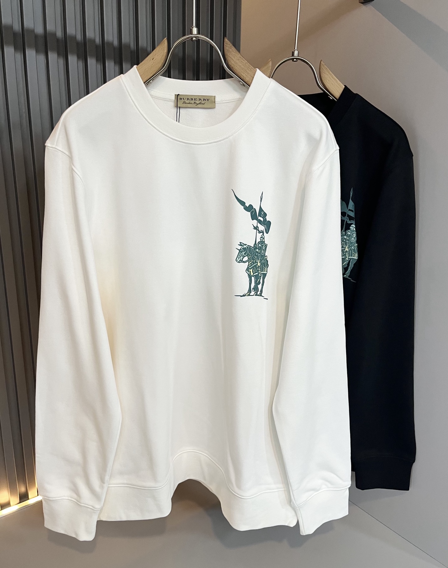 NO:549486,BURBER*Y Ba*li 2025 autumn and winter new style for men and women, basic casual and versatile cotton round neck sweatshirt, same style for men and women!  Trading companies have sparse channels and are released on the official website at the same time!  Logo print design for body letters!  It has a refreshing and clean feeling!  This T-shirt is made of imported pure cotton. The materials used by B are still unscrupulous. It has a thin, soft and delicate feel, skin-friendly and breathable, giving you the most ultimate and comfortable wearing experience!  Perfectly blended with the fabric, without glue texture!  Basic regular style cutting, perfect for daily casual wear, so hurry up and buy it!  Size M-2XL, Burberry, hoodie, sweatshirts, tees, t-shirt, alexander wang19860909BURBER*Y巴*莉 2025秋冬新款男女同款基础休闲百搭棉质圆领卫衣,男女同款卫衣！贸易公司渠道稀出,同步官网发售！衣身字母logo印花设计！带有一种清爽又干净的感觉！此款T恤衫甄选客供进口纯棉材质制作而成,B家的用料上依然是无法挑剔的,轻薄柔软细腻的手感,亲肤透气、给你最极致舒爽的穿着体验！与面料完美融合为一体,没有胶质感！基础常规的版型裁剪,日常休闲着穿的完美之选,还不赶紧入手！尺码M-2XL,,burberry,hoodie,sweatshirts,tees，t-shirt,alexander wang,Men's clothing