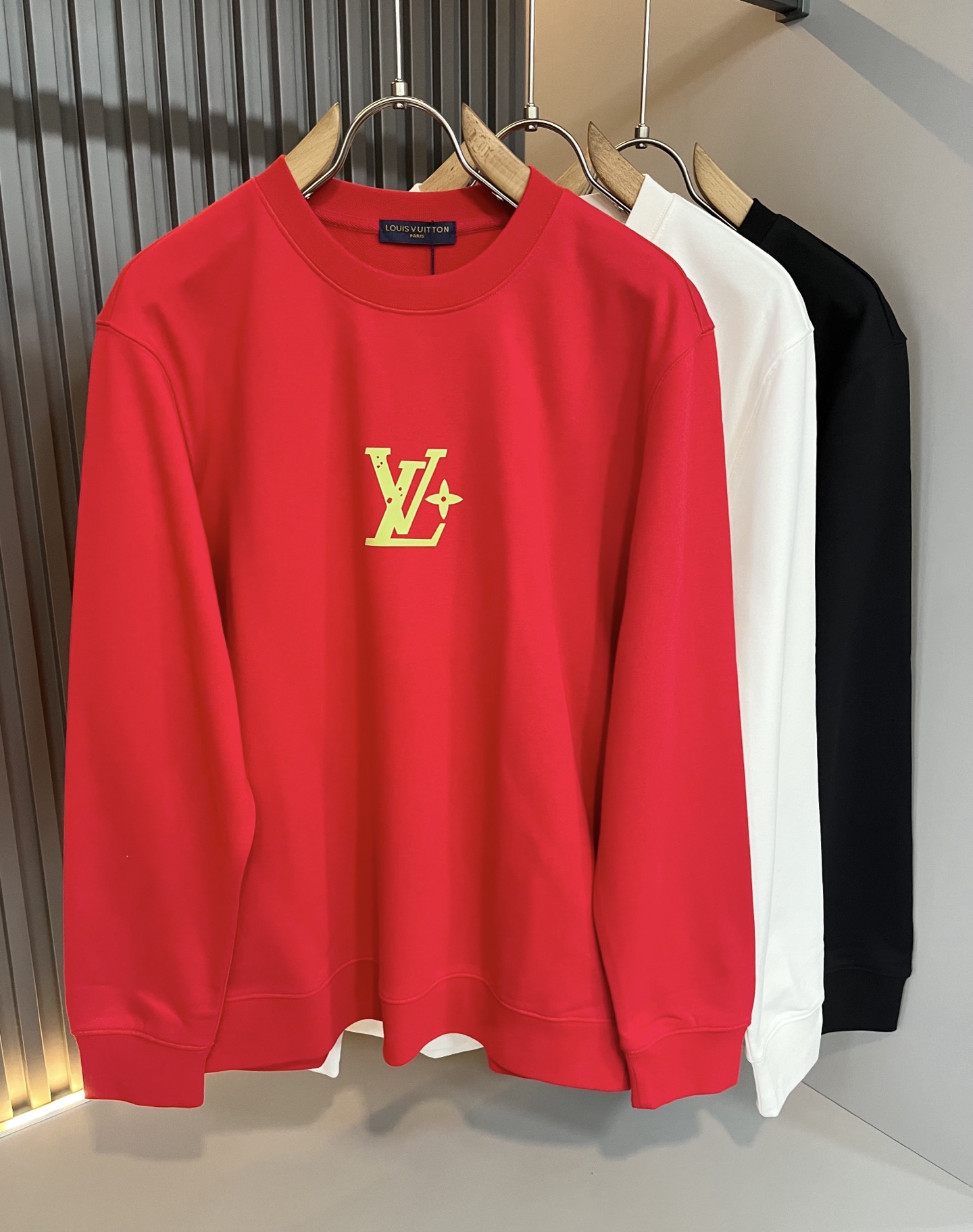 NO:547989,LouisVuitt*Louis*Deng's new series of sweatshirts are launched, a very fashionable and avant-garde short-sleeved T-shirt for men and women, with logo pattern glue pressing process modification!  Different from the past, it declares the design concept that has been passed down for many years in the brand!  Its eye-catchingness is no less than any classic style, perfectly presenting the fashionable, high-end and luxurious feeling in front of the world!  Made of imported cotton, the customer-supplied and imported cotton material is selected, with a high-quality 320g pure cotton fabric, which has a soft and soft touch, and the real thing is definitely beyond your imagination. It is extremely comfortable and breathable in close body. Even if you sweat profusely, you will not feel greasy or stuffy. It will bring sweating and moisture absorption to the extreme!  Size M-2XL, louis vuitton,louis vuitton,hoodie,sweatshirts,t-shirt,tees,t-shirt,alexander wang19860909LouisVuitt*路易*登 卫衣全新系列单品上线,非常时髦前卫的一款男女同款短袖T恤,标识logo图案压胶工艺修饰！区别于以往的不同,宣示品牌传承多年的设计理念！其吸睛度完全不亚于任何经典款式,将时髦高级感与奢华感完美呈现在世人眼前！客供进口全棉材质制成,精选优质320g纯棉面料,触感软糯亲肤细腻,实物到手绝对超乎你的想象,贴身无比舒适透气,即便是汗流浃背也不会有腻身及闷热感可言,将排汗吸湿性发挥到了极致！尺码M-2XL,,louis vuitton,louis vuitton,hoodie,sweatshirts,T-shirt,tees，t-shirt,alexander wang,Men's clothing