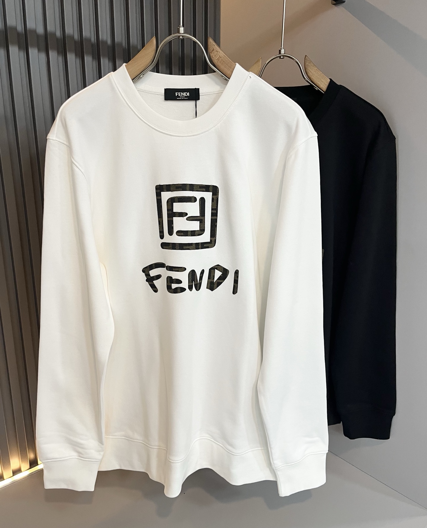 NO:549500,FEN*I FEN*Di 2025 autumn and winter new FD family men and women, small monster sweatshirts, versatile for men and women. Original Italian orders, popular FD family items, high-quality products with full representativeness and full specifications, and high-quality products that all FD fans are worth buying!  Pure Yidian channel orders, high-end and popular products from the FD family, very popular items at the moment, and a design of the letter logo on the chest!  High-end goods worth keeping and giving away to others!  The most classic BUGS series of styles in the FD family are trendy and beautiful, with a full sense of trend, a very high sense of grade and specification, and the use of very classic and gives people a strong visual impact, with a very high recognition, and the top exclusive pure cotton fabric!  Created, soft, delicate and comfortable, and the quality is quite high-end and classy!  Perfectly interprets the charm of the brand and leaves a deep impression. It is more fashionable and charming, with generous and fashionable upper body, and is even more stressful for outfits!  The inner wear alone is very delicious and beautiful scenery that cannot be ignored!  Size M-3XL, fendi,dior,hoodie,sweatshirts,alexander wang19860909FEN*I 芬*迪2025秋冬新款FD家族男女同款小怪兽卫衣,男女同款百搭.意大利原厂订单,FD家族人气单品,代表性十足,规格感十足的精品,所有FD粉丝都值得抢购的精品！纯正意代渠道订单,FD家族的高奢人气爆款产物,当下十分火爆的单品,胸前字母logo压胶图案设计！值得自留和送人的高端货！FD家族最为经典的BUGS系列款式单品,新潮又好看,潮流气息感十足,档次规格感极高,并且采用十分经典给人的视觉冲击感相当强烈,有着极高的辨识度,顶级专属纯棉面料！打造,触感柔软细腻舒适,品相相当高级有档次！完美诠释品牌魅力,给人留下深刻印象.更具时尚与韵味,上身大方时尚,对于穿搭更是毫无压力！单穿内搭都极有味道,不可忽视的靓丽风景线！ 尺码M-3XL,,fendi,dior,hoodie,sweatshirts,alexander wang,Men's clothing