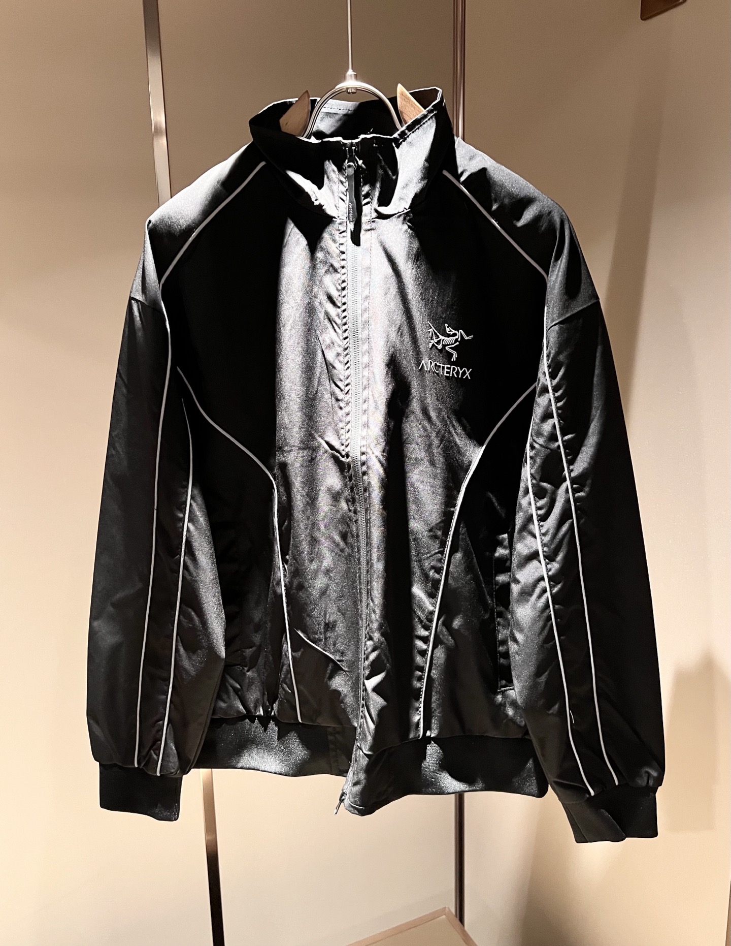 NO:541246,ARCTER*X Original Archaeological Bird 2025 autumn and winter new casual set, outdoor brands may first think of Canadian goose and Archaeological Bird. It gives people a feeling of trying out the label!  In addition to being quite accomplished in style design, the most obvious or most expert should be to have deeper and unique insights and attainments in fabrics. Through continuous structural research and problem-solving, and characterized by unique research on fabrics, these alone are enough to support it to become the first new logo brand image in the clothing manufacturing industry. This model is made of quick-drying fabric!  Through precision, the hand feels smooth and soft, and both has natural beauty and comfort. The large body style is cut cleanly and cleanly, and the fabric shows a different hazy structural beauty. It is made of exclusive mold customization. The fabric and its technology test the workers, can be smooth and smooth without wrinkles!  Glue-pressing design for body logo pattern!  It really tests the handmade work of every master!  It makes the overall clean and neat, without leaving any thread. Now the neutrality that pursues life is more refined in life!  Size M-4XL, arc'teryx,alexander wang19860909ARCTER*X始*祖鸟 2025秋冬新款休闲套装,户外品牌可能大家第一想到的就是加拿大鹅、始祖鸟.给人一种标签试的感觉！除了在款式设计上颇有造诣之外,最明显或者说最为拿手的,应该就是在面料上的拥有更深独特见解跟造诣了.通过不断地结构研究和问题处理,在以面料独特研究为特征,仅凭这些就已经足以支撑其成为服装制造行业中,首屈可数的新标志品牌形象.此款采用速干面料材质！通过精工手感细滑柔软,同时兼具自然美感跟舒适度.大身上版型裁剪简洁干净,面料上显现出了不一样朦胧的结构性美感来.独家开模定制而成,面料及其考验工人的技术,能做到平整服帖又不起皱！衣身logo图案压胶设计！真的是很考验每位师傅的手工制作！使得整体干净利索,不留一丝线头.现在对于生活有所追求的中性也在生活中更为精致！尺码M-4XL,arc'teryx,alexander wang,Men's clothing