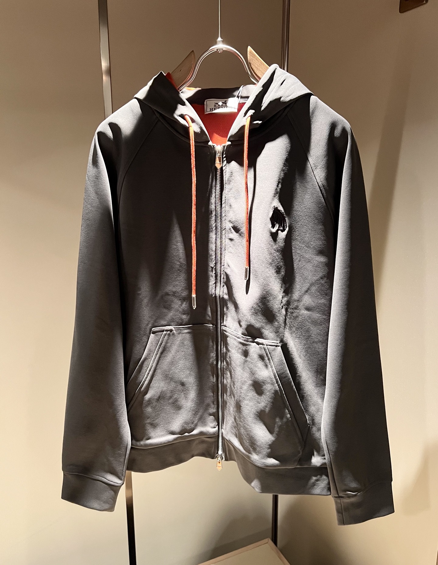 NO:541240,HERM*S AES 2025 autumn and winter men's high-end casual suit, overseas trading company channel orders!  Shanghai Henglong store is on sale!  It is high-end, simple, and has exquisite craftsmanship and materials. It is very rigorous and demanding in pursuit of quality. It uses every detail to prove its brand image!  The typical essence of H home, the very representative H logo design!  Perfectly interpret the brand image of H Home and build a brand LOGO embroidery design!  The fabric has been perfectly transformed and sublimated, with a heavy environmentally friendly plant enzyme washing process, the texture has a unique retro style, which is quite outstanding, and is recognized as a universal and versatile color number, which can withstand the test of any season!  Well-tailed, clean, refreshing and neat!  Size M-4XL, hermes,alexander wang19860909HERM*S爱*仕 2025秋冬男士高端休闲套装,海外贸易公司渠道订单 ！上海恒隆店在售！高级、简约,工艺和用料方面都颇为考究,对于品质的追求非常严谨和苛刻,用每一个细节来力证自身品牌形象！H家的典型精髓,极具代表性的H标识设计！将H家的品牌形象完美阐释出来,构建出品牌LOGO刺绣设计！面料得到完美蜕变和升华,重磅环保植物酵素水洗工艺,肌理有着独特的复古风格,相当出彩,公认的万能百搭色号,经得住任何季节的考验配色！剪裁精良,干净清爽且利落！尺码M-4XL,,hermes,alexander wang,Men's clothing