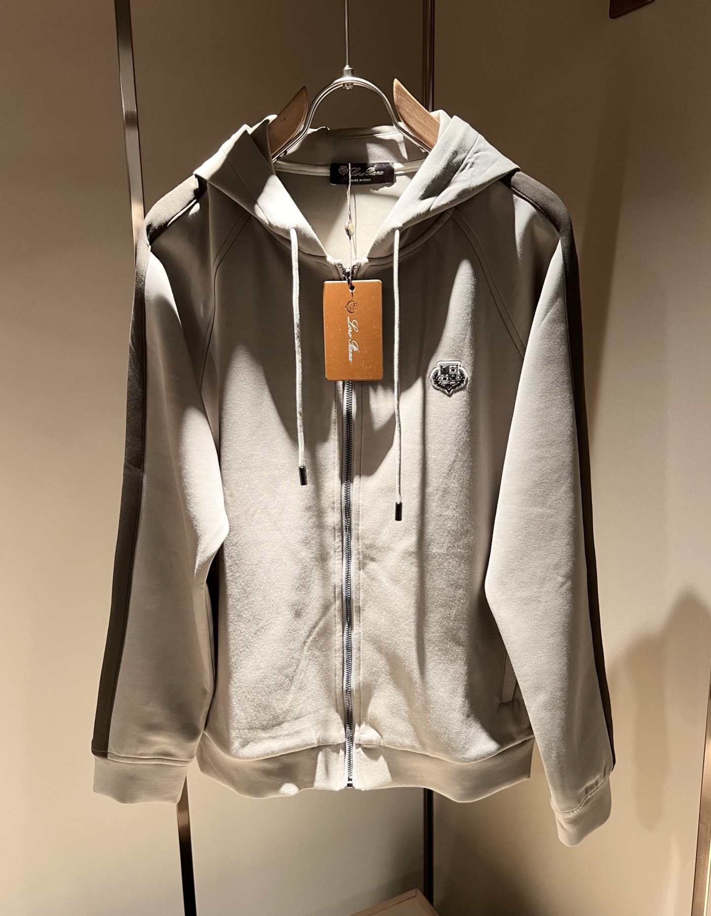 NO:548006,Loro Piana Nouyou Pianya autumn and winter men's suit, the latest trade orders and all the quality!  !  Internet celebrity style!  The upper body is comfortable and breathable, not stiff, and the overall body has a rich three-dimensional feeling. Quality export orders, customized exclusive pure cotton fabric cut, and chest logo pattern glue-pressing design!  Meet the simple needs of commuters for dressing, the upper body works well, looks slim and is not picky about the figure. The fabric workmanship is impeccable, and only good craftsmanship can make you feel good and tasteful. It is a must-have item for everyone!  Size M-4XL, loro piana, alexander wang19860909Loro Piana诺悠翩雅 秋冬男士套装,最新的贸易订单全品相！！网红款！上身舒适透气,不僵硬,整体有着丰富的立体感,品质出口订单,定制专属纯棉面料剪裁,胸前logo图案压胶设计！满足通勤人们对于着装的简约需求,上身效果很好,显瘦,不挑剔身材.面料做工....无可挑剔,好工艺好面料才能穿出好品味一款,人手必备单品！尺码M-4XL,,loro piana,alexander wang,Men's clothing