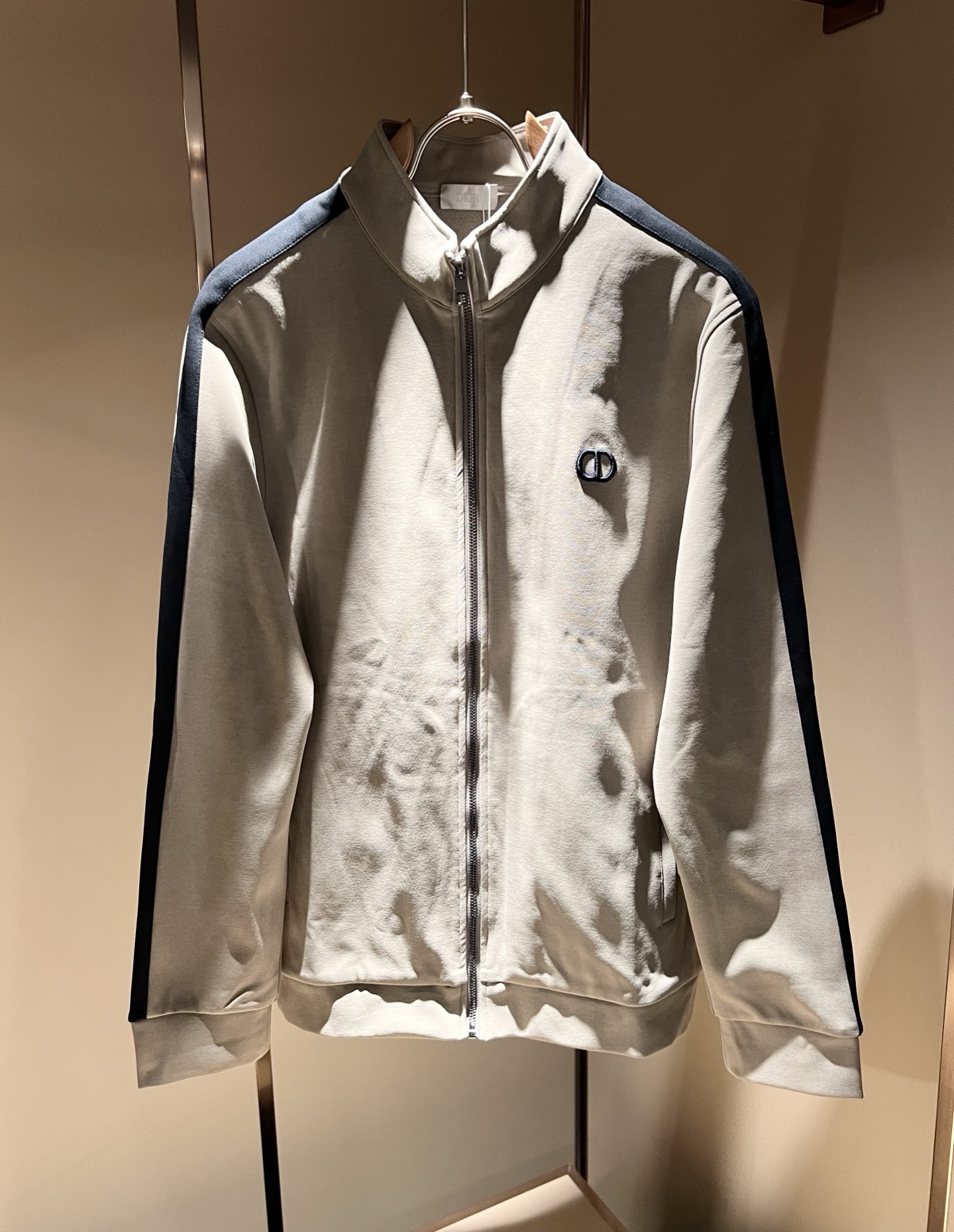 NO:541236,Dio*r Dio 2025 autumn and winter new casual suits for men and women are available in trading companies, and they are released simultaneously on the official website. The most anticipated high-quality products are coming, making you feel what it means to be truly luxurious and has connotation! This suit is made of D's special pure cotton fabric, with a chest embroidered logo pattern design!  Full of brand style!  The surface is neat and smooth and shiny, and the texture is obvious through the screen. The most enjoyable dressing experience you enjoy! It perfectly enhances the overall luxury and class, and can get a high-end luxury atmosphere at a glance! The basic regular jacket style cut is versatile and simple on the upper body, and it is easy to deal with various occasions and environments. It is undoubtedly a must-have item for daily commuting! Size M~4XL, dior, dior, jackets & coats, alexander wang19860909Dio*r迪*奥2025秋冬新品男女同款休闲套装,贸易公司渠道稀出,同步官网发售,男神女神最为期待的精品狠货重磅来袭,让你感受到什么叫真正的高奢有内涵!此款套装选用D家专用纯棉面料制成,胸前刺绣logo图案设计！满满的品牌风格！表面整洁光滑且富有光泽,质感透过屏幕都显而易 见,你最为享受的穿着体验! 完美提升了整体的奢华档次感,一眼就能Get到的高端奢华气息!基础常规的夹克版型裁剪,上身百搭简约不挑人,轻松应对各种场合与环境,属于日常通勤必备的臻品无疑!尺码M～4XL,,dior,dior,jackets & coats,alexander wang,Men's clothing