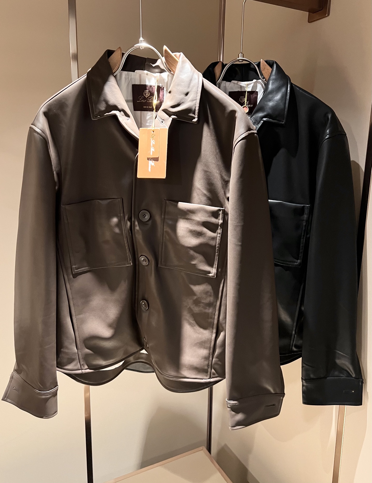 NO:541233,Loro Piana Nuoyou Pianya 2025 autumn and winter new men's casual jacket, foreign trade company order!  Customer-supplied washing skin material, chest logo pattern design!  One of the classic proprietary fabrics!  The texture is light, soft and delicate, but the shape is straight and stylish!  Adopt multi-layer structure and windproof performance. The pockets are decorated with details and luxurious... Perfect to interpret high-quality quality. Size S-2XL, loro piano, jackets & coats, jackets & coats, alexander wang19860909Loro Piana诺悠翩雅 2025秋冬新品男士休闲夹克外套,外贸公司订单！客供洗水皮材质,胸前logo图案设计！经典的专有织物之一！ 质地轻盈、触感又柔软细腻、但型态又笔挺有型！ 采用多层结构、具备防风性能. 口袋饰有细节、奢华极致… 完美演绎高品质品相.尺码S-2XL,,loro piana,jackets & coats,jackets & coats,alexander wang,Men's clothing