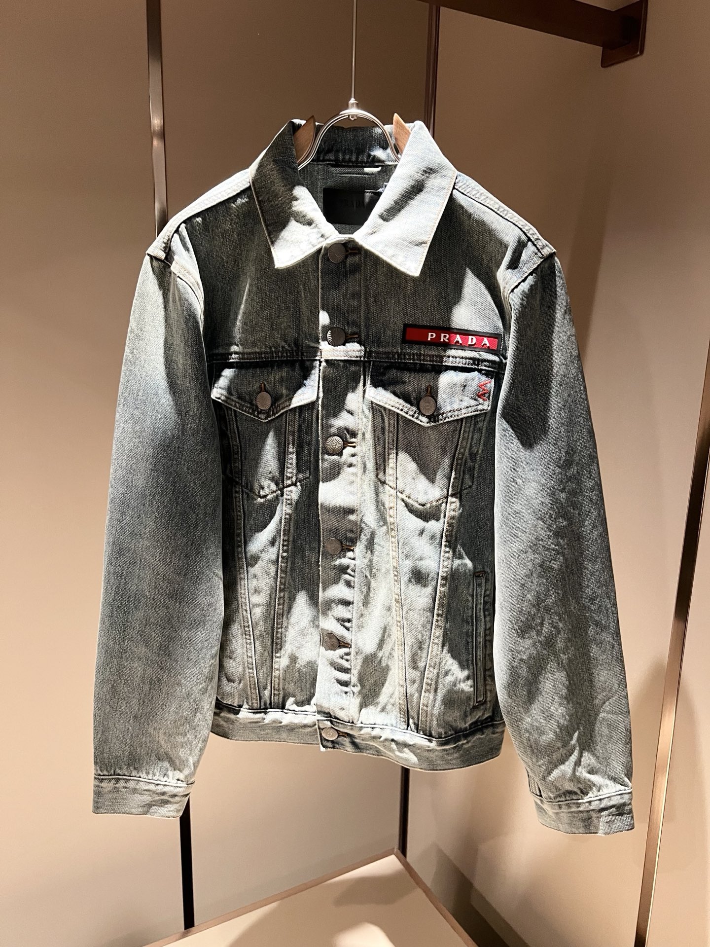 NO:541248,PRA*DA 2025 autumn and winter new style of men and women same denim jackets, new products are on sale!  Cowboy Lan is high-end, versatile and pragmatic, and does not attract attention!  Limited editions in Hong Kong, Macao and Taiwan!  !  Three-dimensional cut pure cotton material is not easy to pleat. Pure cotton material is breathable and comfortable, undertaken by Taiwan's foreign trade company, and the material is exquisite and delicate. It seems to be Prada's patented high quality. Customized chest logo design!  Integrating with modern people's life forms, not only in the material, color and style, but also in the life philosophy behind the design coincides with modern people's dual mentality of pursuing personal practicality and fashion aesthetics, achieving a perfect balance between function and aesthetics. It is not only a display of fashion trends, but also the ultimate of modern aesthetics. Another alternative is mature style, size S-2XL, prada, prada, jackets & coats, jackets & coats, alexander wang19860909PRA*DA 普拉达 2025秋冬新款男女同款牛仔夹克外套,新品发售！牛仔兰高级百搭实用主义不哗众取宠！港澳台地区限定款！！立体裁剪纯棉材质不易褶皱纯棉材质透气舒适、台湾外贸公司承接、材质精致细腻似乎是普拉达专利品质上乘 定制胸前logo设计！与现代人生活形态水乳相融,不仅在材料、颜色与款式工夫,设计背后的生活哲学正巧契合现代人追求切身实用与流行美观的双重心态,在机能与美学之间取得完美平衡,不但是时尚潮流的展现,更是现代美学的极致.的另一种选择替代风格成熟、尺码S-2XL,,prada,prada,jackets & coats,jackets & coats,alexander wang,Men's clothing