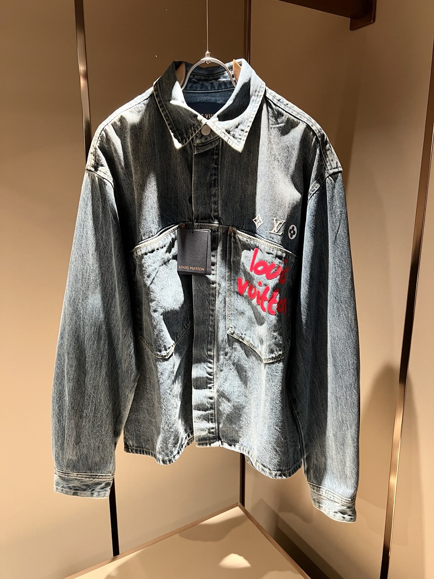 NO:541242,Louis Vuit*on 2025 autumn and winter new light luxury men and women's same denim shirt style, the new high-end of the Louis family, the details and quality are always flawless, customized original washing cowboy fabric!  Creative glue pressing design for chest logo pattern!  If you don’t buy a few Louis items this fall and winter, you are not considered a fashion expert. It interprets Louis’ iconic elements, which are really something that everyone loves. It is super soft and tough, and has excellent breathability. It comes from world-class trade-level OEM channels, with extremely rare quantity and no help after selling out. It is clean and neat. This is the special skill of the Louis family and the latest craftsmanship this quarter. The degree of meticulousness has reached the top, and the loose three-dimensional tailoring design is a unique one. It is a fusion of luxury and fashion!  Size S-2XL, louis vuitton,louis vuitton,alexander wang19860909Louis Vuit*on 路易*登 2025秋冬新款轻奢男女同款牛仔衬衣款,路易家族的新高端,细节品质永远的那么完美无瑕,定制原版洗水牛仔面料！胸前logo图案创意压胶设计！今年秋冬没有入手几件路易你算不上时尚达人.诠释路易的标志性元素,实属人见人爱的东西.超级柔软且具有韧性,透气感也是绝佳.来自世界级贸易级别的代工厂渠道,数量极其稀少售完无补.干净俐落.这是路易家族的看家绝活也是本季度的最新工艺.细致化程度已经达到顶端了,宽松立体剪裁的版型设计堪称一绝.属于奢华与时尚的融合！尺码S-2XL,,louis vuitton,louis vuitton,alexander wang,Men's clothing