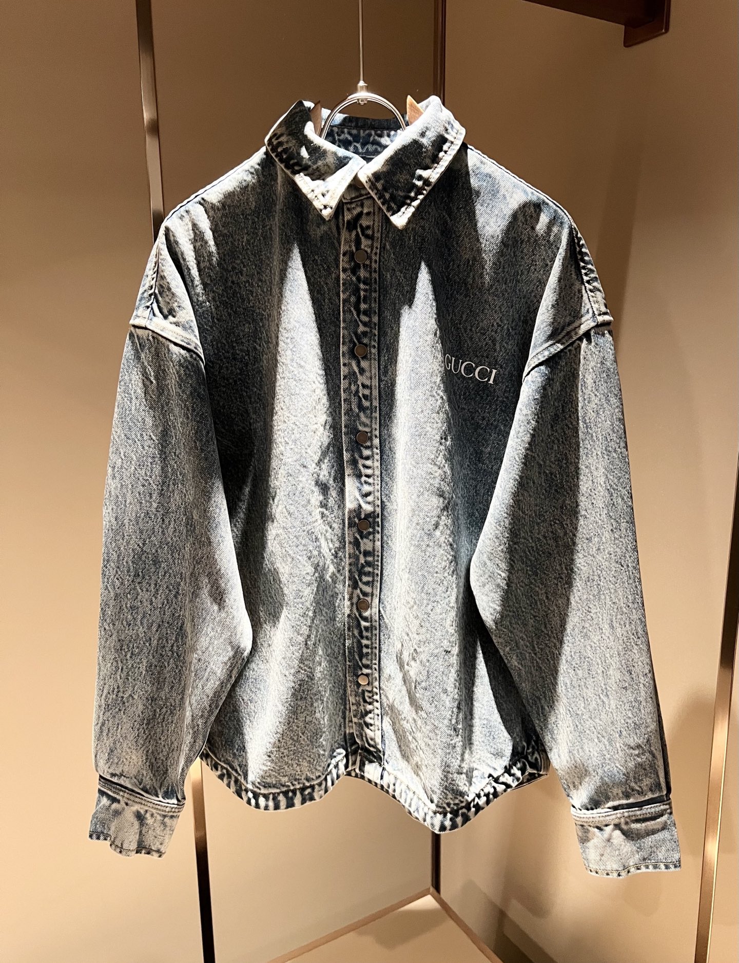 NO:541239,Gucc* Gujia 2025 autumn latest style of men and women denim shirts, same style for men and women!  Trading companies have sparse channels and are released on the official website at the same time!  New fashion elements design!  Logo logo glue press design!  Injecting full vitality into the new series, this imported wash cotton fabric is carefully selected for customers. The fabric feels skin-friendly and soft and delicate, and has an extremely comfortable and breathable wearing experience. The whole item is very eye-catching and fashionable, and is deeply loved by young people today!  The loose round neck cut is a neutral style regardless of age and gender, suitable for matching all the styles and looks you need in your daily life!  It is recommended to wear couple outfits to go out on the street to make it more pleasing to the eye!  Size: S-2XL, gucci, gucci, alexander wang19860909Gucc*古家 2025秋季最新款男女同款牛仔衬衣,男女同款！贸易公司渠道稀出,同步官网发售 ！ 新时尚元素设计！标识logo压胶设计！为全新系列注入满满活力,这款用心甄选客供进口洗水棉面料制成,面料手感亲肤柔软细腻,拥有着无比舒适透气性的穿着体验,整件单品极具吸睛度与时尚感,深受当下年轻人的喜爱！基础宽松的圆领版型裁剪,不分年龄与性别的中性款式,适合搭配你日常所需的所有风格与造型！建议搭配情侣装出街会更为养眼出色！尺码:S-2XL,,gucci,gucci,alexander wang,Men's clothing