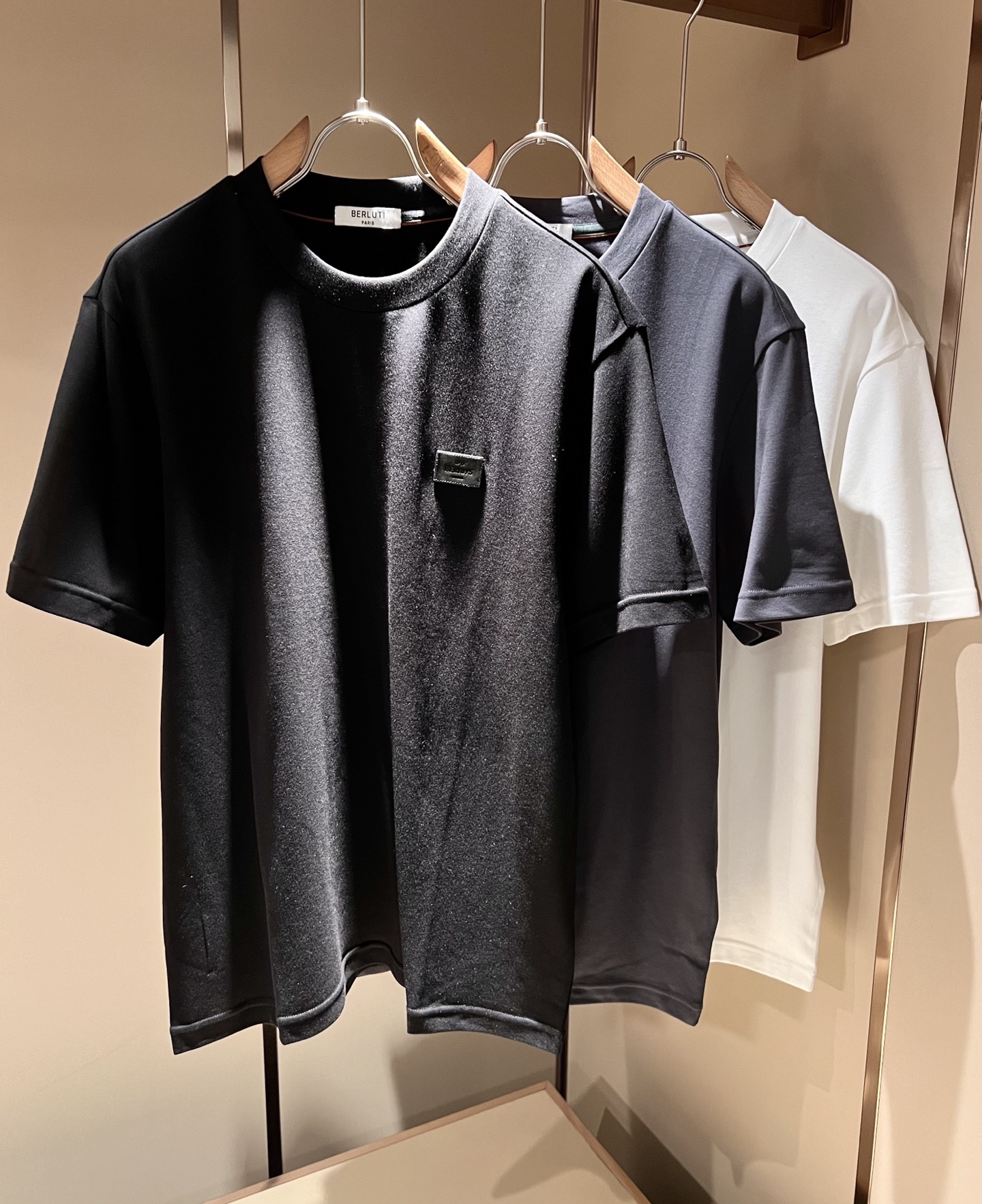 NO:548017,Berlut**Bru* new autumn and winter men's short-sleeved T-shirt, Italian original order channel, very personalized and high-end style, logo pattern leather craft design!  Pure cotton short-sleeved T-shirt for couples!  !  The latest popular fashion product has arrived. It is a simple and high-end fashion item. It is a fashion product with very high-end charm and is a must-have item for fashion trends!  Italian original factory channel, special supply level order, released simultaneously by Hong Kong, Macao and Taiwan buyer stores. This model is also the latest popular product of Loewe family this year, and it is also the most classic product. Its specifications and quality are beyond doubt!  !  The selection is extremely diverse. It goes without saying that this style has that fresh and natural feeling, which highlights the brand's charm and high-end sense. The texture of this style is very good, and the weight and color that can be felt by hand are even better on the skin. It is a full wearing enjoyment!  !  Size: M-5XL,,loewe,T-shirt,tees,t-shirt,alexander wang19860909Berlut**布鲁* 秋冬新款男士短袖T恤,意大利原厂订单渠道,极具个性高级风,标志logo图案皮革工艺设计！情侣款纯棉短袖T恤！！最新时尚潮流人气产物驾到,又是一款简约高级的时尚单品,穿搭魅力十分高级不俗的时尚产物 ,时尚潮流必备单品！意大利原厂渠道,特供级别订单,同步港澳台买手店发布,此款也是罗意威家今年的最新人气产物,也是最经典的产物,其规格跟档次更是毋庸置疑！！ 选择极具多样化,言而喻此款自然具备那种清新自然的感觉,彰显品牌魅力与高级感,此款的质感十分的到位,用手可以感知的重磅跟出彩亲肤程度更是上佳,十足的穿着享受！！尺码: M-5XL,,loewe,T-shirt,tees，t-shirt,alexander wang,Men's clothing