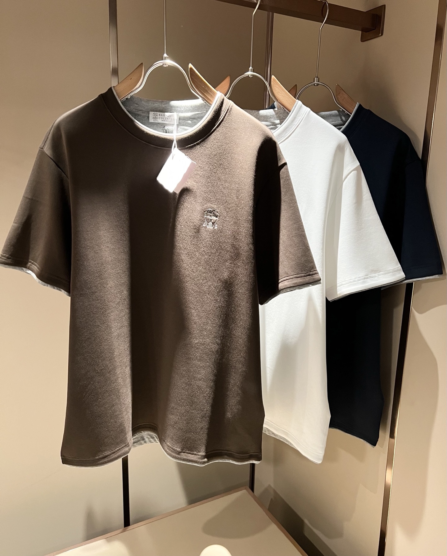 NO:548034,BC-Brunello Cucineli autumn new men's short-sleeved base, a fashionable and versatile item that many celebrities love to wear!  Super good-looking. Friends who like classic and simple must not miss this one!  The calm and atmospheric brand style has always been favored by the upper class! It is also the best choice for fashionable items!  The upper body is so handsome, highly recommended!  !  !  In addition to its brand added value, the biggest attraction of this short sleeve is that this short sleeve has a high cost-effectiveness in terms of color and material!  Customized original exclusive fabric material design!  Environmentally friendly washing, customized fabrics, pre-shrinkage treatment to ensure a crisp style. The combed cotton fabric feels super soft and smooth and sweat-absorbing!  The wash water does not deform, the feel is comfortable and smooth, the upper body is soft and comfortable, the classic fashionable lapel design is simple and not complicated, and it is very pleasing to the eye!  Code number M-5XL, brunello cucinelli, T-shirt, alexander wang19860909BC-Brunello Cucineli 秋季新款男士短袖打底,众多明星都爱穿的时尚百搭单品！超级好看,喜欢经典简约的朋友,一定不能错过了这款！沉稳大气的品牌风格一直以来备受上层人士的青睐!也是时尚单品的不二之选！ 上身帅到爆了,强烈推荐！！！这件短袖最大的吸引力除了他本身的品牌附加值,更加肯定的是这款短袖无论在颜色搭配还是材质上都有很高的性价比！ 定制原版专属面料材质设计！环保水洗,定制面料,预缩处理,确保版型的挺括,精梳棉面料手感超柔顺滑又吸汗！洗水不变形,手感舒适顺滑,上身柔和舒适,经典的时尚翻领设计,精简不繁,很是耐看！码数M-5XL,,brunello cucinelli,T-shirt,alexander wang,Men's clothing