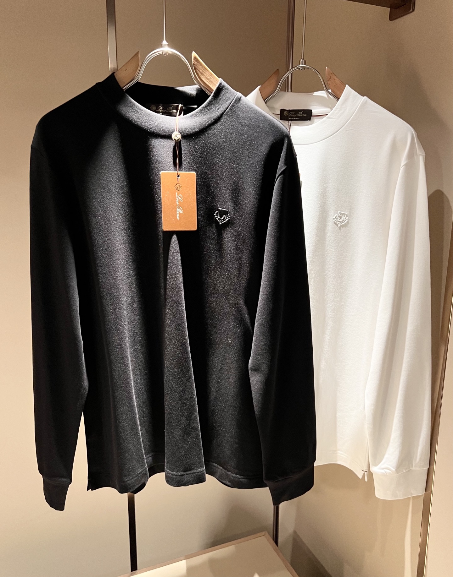 NO:548000,Loro Piana Nuoyou Pianya The latest trade order base shirt for men in autumn and winter, all the quality!  !  Use logo pattern to press glue design!  Customized baby sued fabric!  The upper body is comfortable and breathable, not stiff, and the overall three-dimensional feeling is rich, with quality export orders, customized exclusive baby sued fabric tailoring to meet the simple needs of commuters for dressing. The upper body is very effective, it looks slim and not picky about the figure. The fabric workmanship... Improper, good craftsmanship can make you look good and tasteful, a must-have item for everyone!  Size M-5XL, loro piana, alexander wang19860909Loro Piana诺悠翩雅 秋冬男士最新的贸易订单打底衫,全品相！！采用logo图案压胶设计！定制婴儿绒面料！上身舒适透气,不僵硬,整体有着丰富的立体感,品质出口订单,定制专属婴儿绒面料剪裁,满足通勤人们对于着装的简约需求,上身效果很好,显瘦,不挑剔身材.面料做工....无可挑剔,好工艺好面料才能穿出好品味一款,人手必备单品！尺码M-5XL,,loro piana,alexander wang,Men's clothing