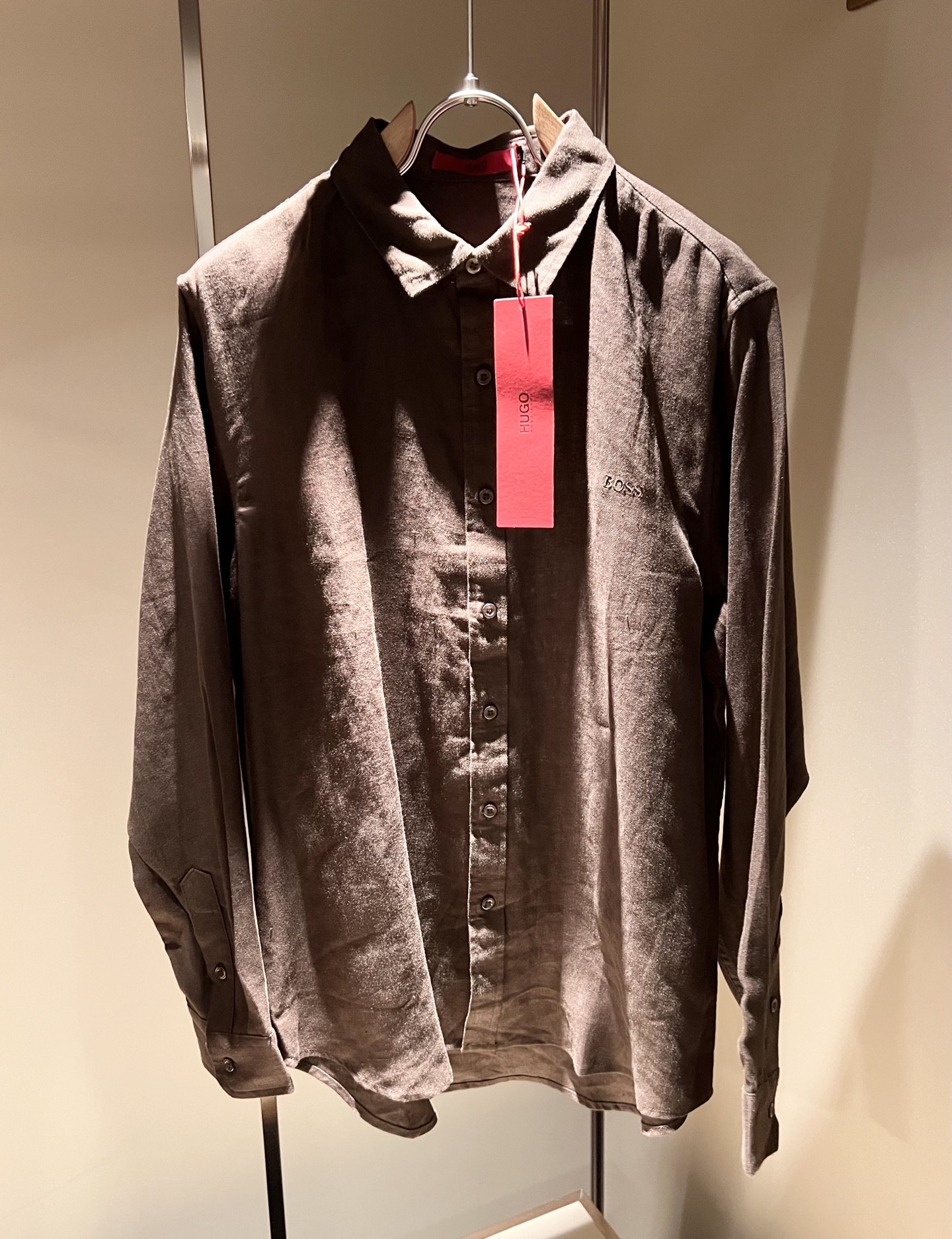 NO:548044,HUGO BOSS Hugo Boss new casual men's casual suit in autumn and winter, the latest fashionable casual body logo embroidery decoration!  Trading companies have sparse channels and are released on the official website at the same time. The most anticipated high-quality products are coming, with high-end customized linen material!  Let you feel what is truly high luxury and connotation! This model is made of professional custom linen fabric, with a neat and smooth surface and lustrous texture, which is obvious through the screen. It perfectly enhances the overall luxury and class, and can get a high-end luxury atmosphere at a glance! Basic regular style cutting, versatile and simple upper body, and is easy to deal with various occasions and environments. It is undoubtedly a must-have item for daily commuting! Size M-4XL, alexander wang19860909HUGO BOSS 雨果博斯 秋冬新款休闲男士休闲套装,最新时尚休闲衣身logo刺绣修饰！贸易公司渠道稀出,同步官网发售,男神最为期待的精品狠货重磅来袭,高端定制亚麻材质！让你感受到什么叫真正的高奢有内涵!此款选用了专业定制亚麻面料制成,表面整洁光滑且富有光泽,质感透过屏幕都显而易 完美提升了整体的奢华档次感,一眼就能Get到的高端奢华气息!基础常规的版型裁剪,上身百搭简约不挑人,轻松应对各种场合与环境,属于日常通勤必备的臻品无疑!尺码M-4XL,,alexander wang,Men's clothing