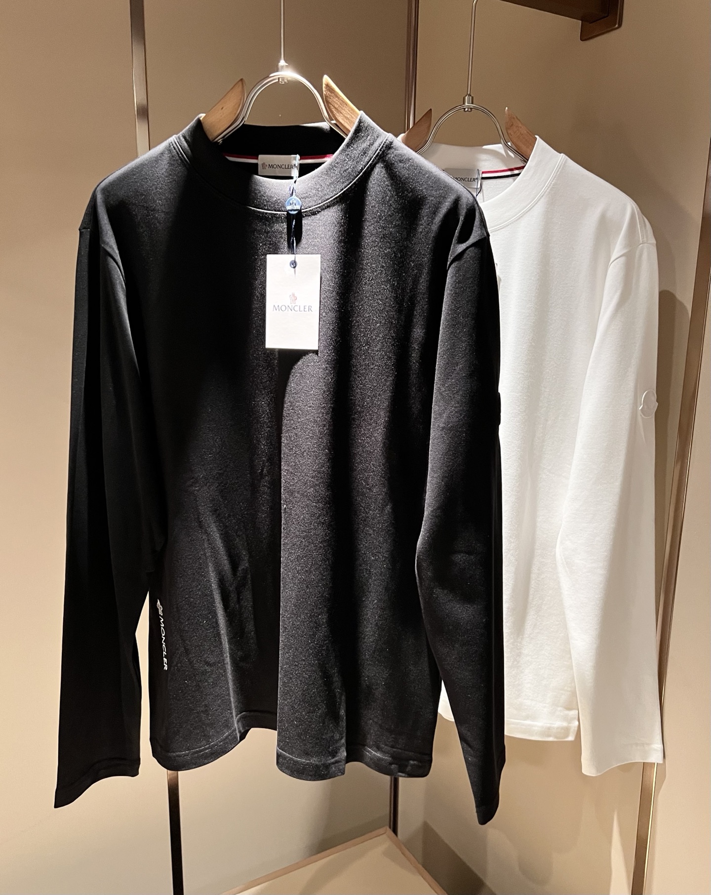 NO:548023,Moncler Mengjia New autumn and winter trade order long-sleeved base shirt, full quality!  !  Internet celebrity style!  The craftsmanship adopts sleeve logo badge design!  The upper body is comfortable and breathable, not stiff, and the overall three-dimensional feeling is rich. Quality export orders, customized exclusive long-length cotton fabric tailoring to meet the simple needs of commuters for dressing. The upper body is very effective, it looks slim and not picky about the figure. The fabric workmanship... Improper, good craftsmanship can make you look good and tasteful, a must-have item for everyone!  Size M-5XL, alexander wang19860909Moncler蒙家 秋冬新款贸易订单长袖打底衫,全品相！！网红款！工艺采用袖子logo徽章设计！上身舒适透气,不僵硬,整体有着丰富的立体感,品质出口订单,定制专属长绒棉面料剪裁,满足通勤人们对于着装的简约需求,上身效果很好,显瘦,不挑剔身材.面料做工....无可挑剔,好工艺好面料才能穿出好品味一款,人手必备单品！尺码M-5XL,,alexander wang,Men's clothing