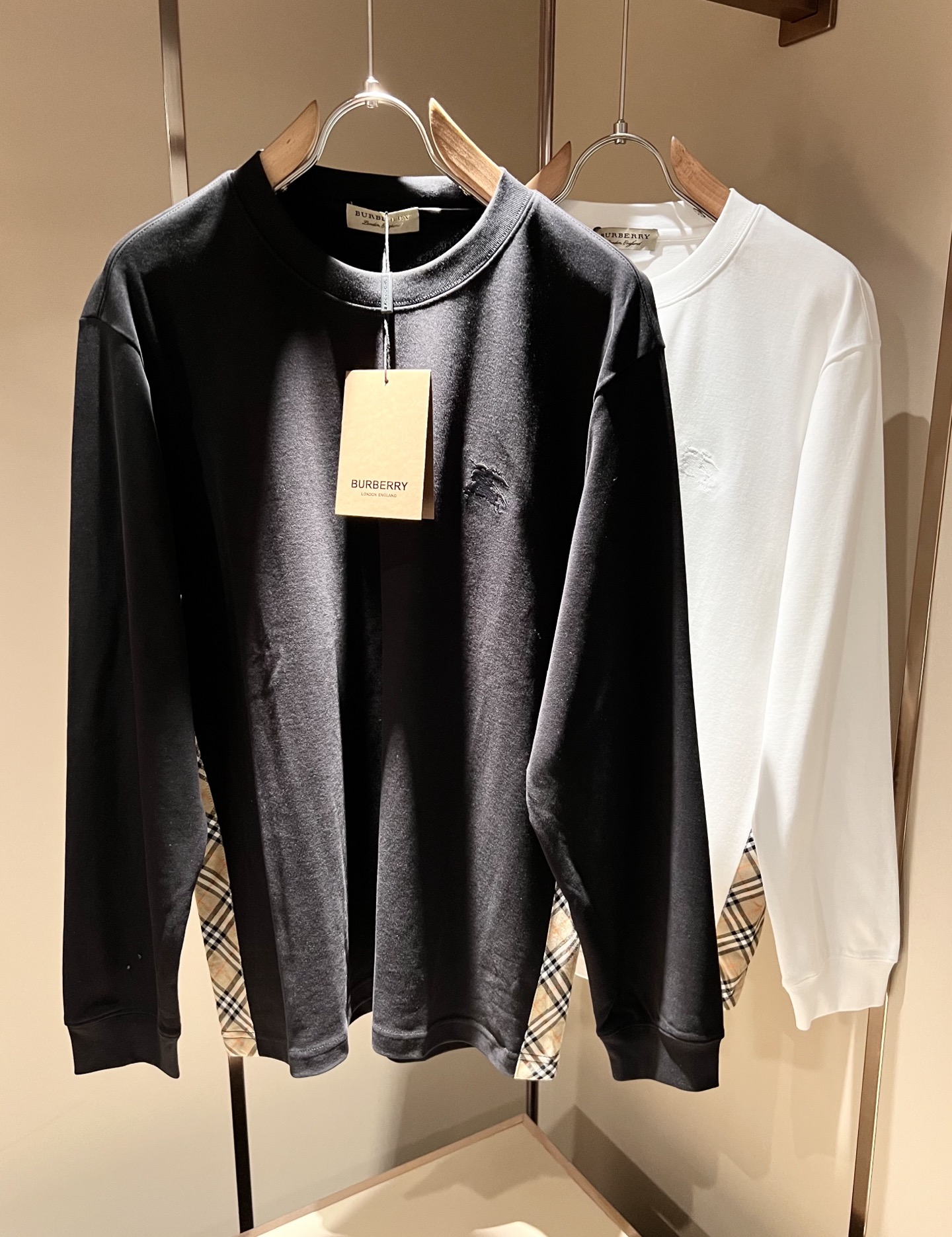 NO:548039,Bur*erry New autumn men's long-sleeved base, the latest brand design elements!  Neither monotonous nor complicated, it shows taste just right!  Customer-supplied top logo war horse embroidery fabric!  Comfortable, sweat-absorbing and breathable, custom-made original baby lint cotton fabric!  The unique sense of luxury presents a simple and elegant temperament!  Chest logo embroidery design!  Full three-dimensional! Standard cutting design!  Every detail is a synchronized with high-end fashion. Size: M-5XL, burberry, alexander wang19860909Bur*erry 巴*莉 秋季新款男士长袖打底,品牌最新设计元素！既不单调也不复杂,恰到好处的展现品味！客供顶级logo战马刺绣面料！舒适吸汗透气根本不在话下,定制原版婴儿绒棉面料！独具的高奢感呈现简约优雅气质！胸前logo刺绣设计！饱满立体!标准裁剪设计！每一处细节都是与高端时尚同步的体现.尺码:M-5XL,,burberry,alexander wang,Men's clothing