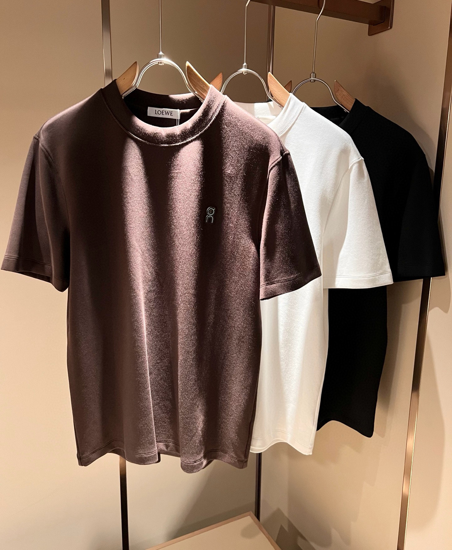 NO:549542,LOE*WE Luo*We 2025 autumn and winter men's short-sleeved base shirt, original Italian order channel, very personalized and high-end style, logo pattern glue pressing technology design!  The latest fashion trends and popular products are here, and it is another simple and high-end fashion item. It is a fashion product with very high-end outfit charm. It is a must-have item for fashion trends!  Original Italian manufacturer channels, special-level orders, and released at the same time as Hong Kong, Macao and Taiwan buyers. This model is also the latest popular product of Luo Yiweijia this year and the most classic product. Its specifications and grades are beyond doubt!  !  The choice is very diverse, and it can be said that this model naturally has a fresh and natural feeling, showing the brand charm and high-end feeling. The texture of this model is very good, and the heavy weight and brilliant skin-friendliness that can be seen with hands are even better, and it is a complete enjoyment of wearing!  !  Size: M-3XL, loewe, loewe, T-shirt, alexander wang19860909LOE*WE罗*威 2025秋冬男士短袖打底衫,意大利原厂订单渠道,极具个性高级风,标志logo图案压胶工艺设计！最新时尚潮流人气产物驾到,又是一款简约高级的时尚单品,穿搭魅力十分高级不俗的时尚产物 ,时尚潮流必备单品！意大利原厂渠道,特供级别订单,同步港澳台买手店发布,此款也是罗意威家今年的最新人气产物,也是最经典的产物,其规格跟档次更是毋庸置疑！！ 选择极具多样化,言而喻此款自然具备那种清新自然的感觉,彰显品牌魅力与高级感,此款的质感十分的到位,用手可以感知的重磅跟出彩亲肤程度更是上佳,十足的穿着享受！！尺码: M-3XL,,loewe,loewe,T-shirt,alexander wang,Men's clothing