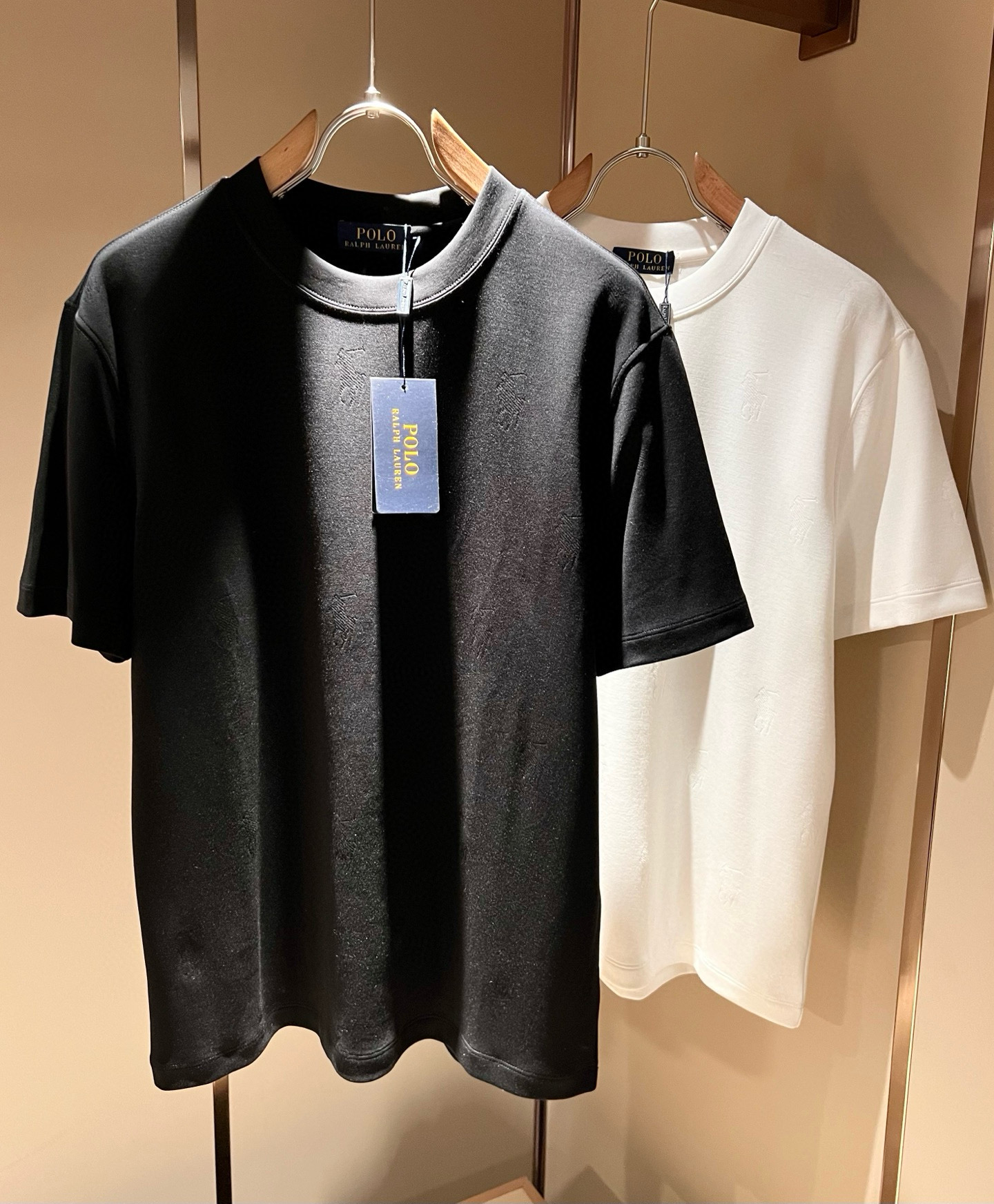 NO:549550,Paul POLOSPORT 2025 autumn and winter new short-sleeved T-shirt, simple solid color and fashionable styles, many design celebrities have an inseparable sentiment for solid colors. This is a tribute to tradition and a nostalgia for mood. In fact, most of the nostalgia of the design also determines the tone of the work. The work I want to talk about today is the new work brought by~ It can be said to be a business-friendly and casual style work. The panoramic simple iconic logo dark pattern design!  The exquisite workmanship is worth savoring, and it can be said to be an extremely accurate and simple style tone. A simple and casual tone is already very accurate. Imported pure cotton fabrics have soft and comfortable textures. The workmanship is impeccable. They are not monotonous and more high-end. What they originally exudes is a fashionable temperament, and the soft and comfortable fabrics, the dressing experience of the whole work has gone to a higher level~ The control of style and the stone hammer of the tone is very accurate!  !  The first choice for shopping is OK~~Exclusive to the entire network, size M-3XL, T-shirt,tees, t-shirt,alexander wang19860909保罗POLOSPORT 2025秋冬新款短袖T恤,简约纯色时尚款不乏有许多设计大咖们都对于纯色都有着难以割舍的情怀.这是一种对于传统的致敬,也是一种对于情调的怀旧~其实,设计的怀旧感很大部分也决定了作品的基调.今天要说的这件作品,就是由带来的新作~~可以说是一件可商务可休闲的风格作品.全景简单标志性logo暗纹设计！精致的做工值得细品,可以说是一次极为准确的简洁风定调.一种简洁&休闲的基调已经十分准确了.进口纯棉面料,质地柔软舒适.做工无可挑剔.不单调的同时更显高端.本来散发的就是一种时尚的气质,再加上其柔软舒适的面料,整件作品的穿搭体验,更上一层楼~对于风格的把控以及基调的石锤,更是非常只准确！！剁手首选好吧~~全网独家,尺码M-3XL,,T-shirt,tees，t-shirt,alexander wang,Men's clothing