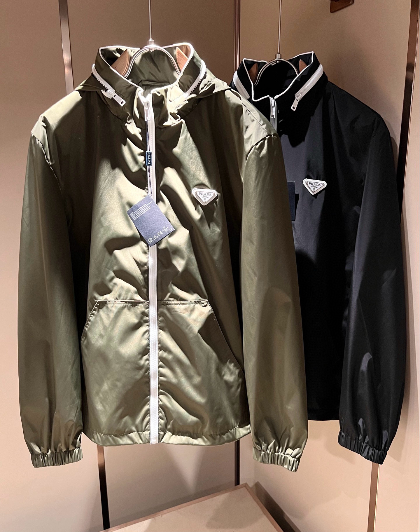 NO:550786,PRAD*A 2025 autumn and winter casual jacket, the latest fashionable casual zipper jacket, fashionable jacket! Trading company channels are rare and it is released on the official website. The most anticipated high-quality products of the male god are coming, making you feel what it means to be truly high and luxurious! This jacket is made of thin and technical fabrics specially customized by P home. The surface is neat and smooth and shiny, and the texture is obvious through the screen. The upper body is comfortable, light and not stuffy, giving you the most enjoyable wearing experience!  Exquisite logo pattern hardware design!  Perfectly enhance the overall sense of luxury and class, and you can get a high-end luxury atmosphere at a glance! Basic regular jacket style cut, versatile and simple upper body, not picky, easy to deal with various occasions and environments, is undoubtedly a must-have item for daily commuting! Size M~3XL, prada, jackets & coats, jackets & coats, alexander wang19860909PRAD*A普*达2025秋冬休闲夹克外套,最新时尚休闲拉链夹克,时尚夹克外套!贸易公司渠道稀出,同步官网发售,男神最为期待的精品狠货重磅来袭,让你感受到什么叫真正的高奢有内涵!此款夹克外套选用了P家专业定制的轻薄科技面料制成,表面整洁光滑且富有光泽,质感透过屏幕都显而易 见,上身舒适轻盈不闷热, 给你最为享受的穿着体验！精致logo图案五金设计！完美提升了整体的奢华档次感,一眼就能Get到的高端奢华气息!基础常规的夹克版型裁剪,上身百搭简约不挑人,轻松应对各种场合与环境,属于日常通勤必备的臻品无疑!尺码M～3XL,,prada,jackets & coats,jackets & coats,alexander wang,Men's clothing