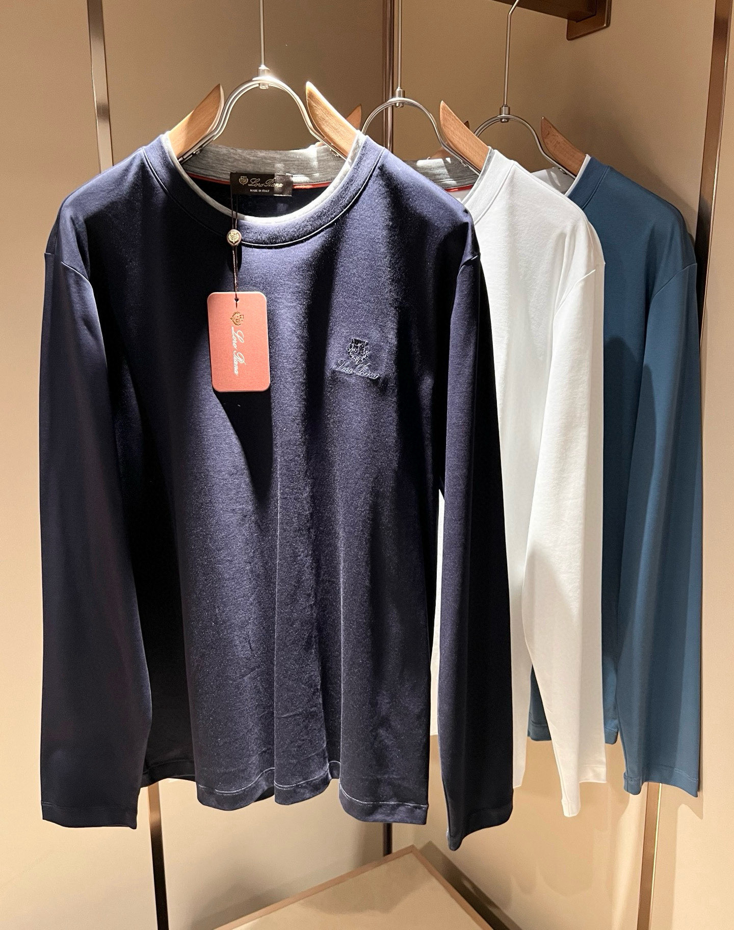 NO:549560,Loro Piana Nuoyou Pianya 2025 Autumn and Winter Men's Latest Trade Order Base Shirt, Full Quality!  !  Embroidery design with logo pattern!  Customized baby sued fabric!  The upper body is comfortable and breathable, not stiff, and the overall three-dimensional feeling is rich, with quality export orders, customized exclusive baby sued fabric tailoring to meet the simple needs of commuters for dressing. The upper body is very effective, it looks slim and not picky about the figure. The fabric workmanship... Improper, good craftsmanship can make you look good and tasteful, a must-have item for everyone!  Size M-3XL, loro piana, alexander wang19860909Loro Piana诺悠翩雅 2025秋冬男士最新的贸易订单打底衫,全品相！！采用logo图案刺绣设计！定制婴儿绒面料！上身舒适透气,不僵硬,整体有着丰富的立体感,品质出口订单,定制专属婴儿绒面料剪裁,满足通勤人们对于着装的简约需求,上身效果很好,显瘦,不挑剔身材.面料做工....无可挑剔,好工艺好面料才能穿出好品味一款,人手必备单品！尺码M-3XL,,loro piana,alexander wang,Men's clothing