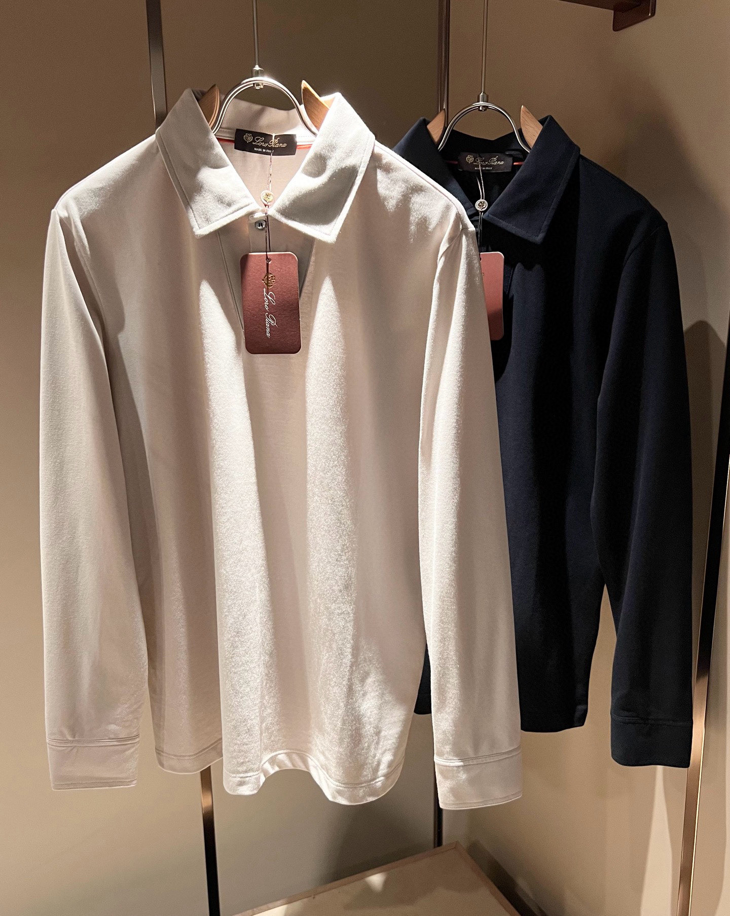 NO:549554,Loro Piana Nouyou Pianya 2025 autumn and winter men's lapel long-sleeved Polo shirt, the latest trade order, full quality!  !  Internet celebrity style!  The upper body is comfortable and breathable, not stiff, and the overall three-dimensional feeling is rich. Quality export orders, customized exclusive bead floor cotton fabric tailoring to meet the simple needs of commuters for dressing. The upper body is very effective, it looks slim and not picky about the figure. The fabric workmanship... Improper, only good craftsmanship can make you feel good and tasteful, a must-have item for everyone!  Size M-3xL, loro piana, alexander wang19860909Loro Piana诺悠翩雅 2025秋冬男士翻领长袖Polo衫,最新的贸易订单,全品相！！网红款！上身舒适透气,不僵硬,整体有着丰富的立体感,品质出口订单,定制专属珠地棉面料剪裁,满足通勤人们对于着装的简约需求,上身效果很好,显瘦,不挑剔身材.面料做工....无可挑剔,好工艺好面料才能穿出好品味一款,人手必备单品！尺码M-3xL,,loro piana,alexander wang,Men's clothing