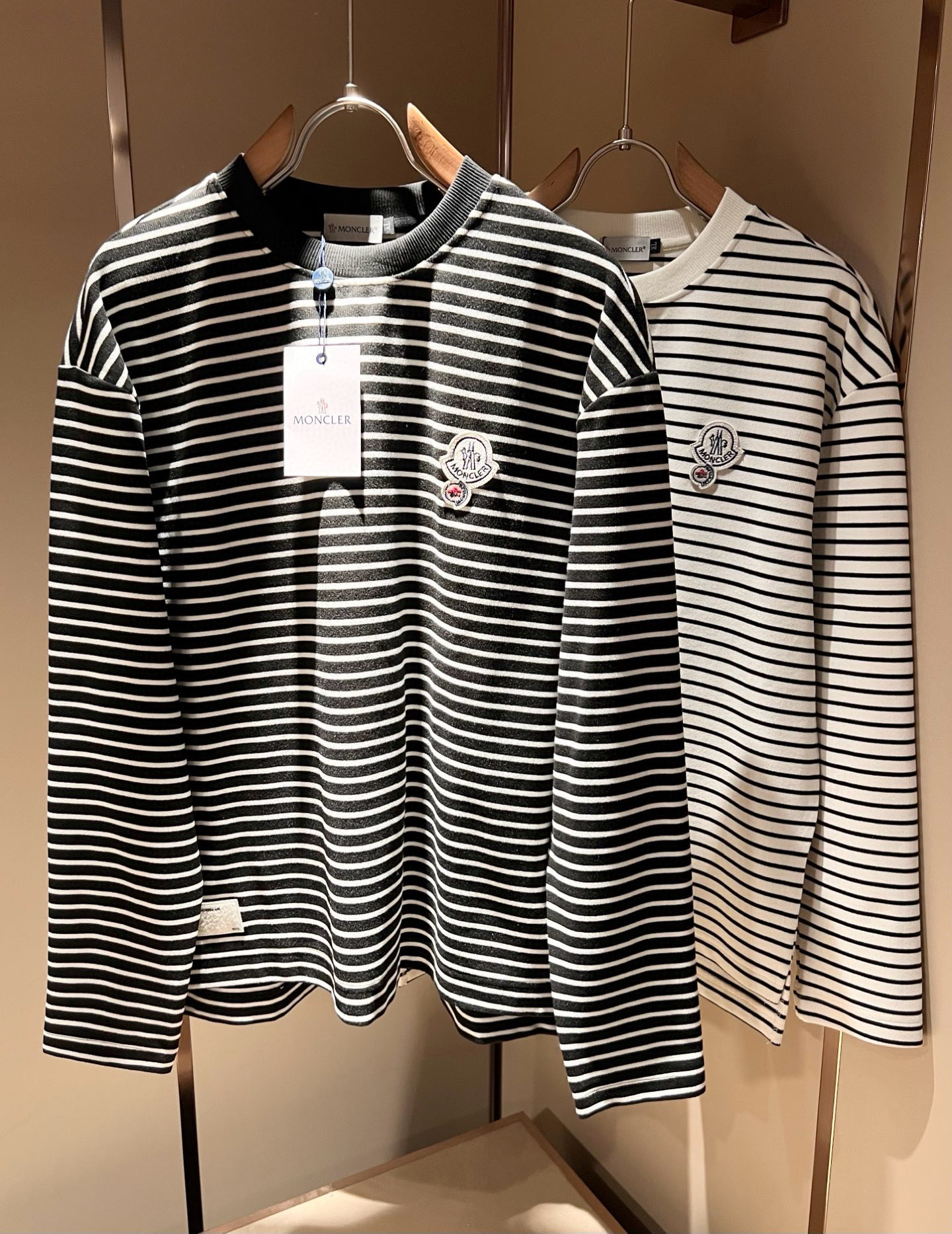 NO:549563,Moncler Mengjia 2025 autumn and winter new trade order long-sleeved base shirt, full quality!  !  Internet celebrity style!  The craftsmanship adopts the chest logo badge design!  The upper body is comfortable and breathable, not stiff, and the overall three-dimensional feeling is rich. Quality export orders, customized exclusive long-length cotton fabric tailoring to meet the simple needs of commuters for dressing. The upper body is very effective, it looks slim and not picky about the figure. The fabric workmanship... Improper, good craftsmanship can make you look good and tasteful, a must-have item for everyone!  Size M-4XL, alexander wang19860909Moncler蒙家 2025秋冬新款贸易订单长袖打底衫,全品相！！网红款！工艺采用胸前logo徽章设计！上身舒适透气,不僵硬,整体有着丰富的立体感,品质出口订单,定制专属长绒棉面料剪裁,满足通勤人们对于着装的简约需求,上身效果很好,显瘦,不挑剔身材.面料做工....无可挑剔,好工艺好面料才能穿出好品味一款,人手必备单品！尺码M-4XL,,alexander wang,Men's clothing