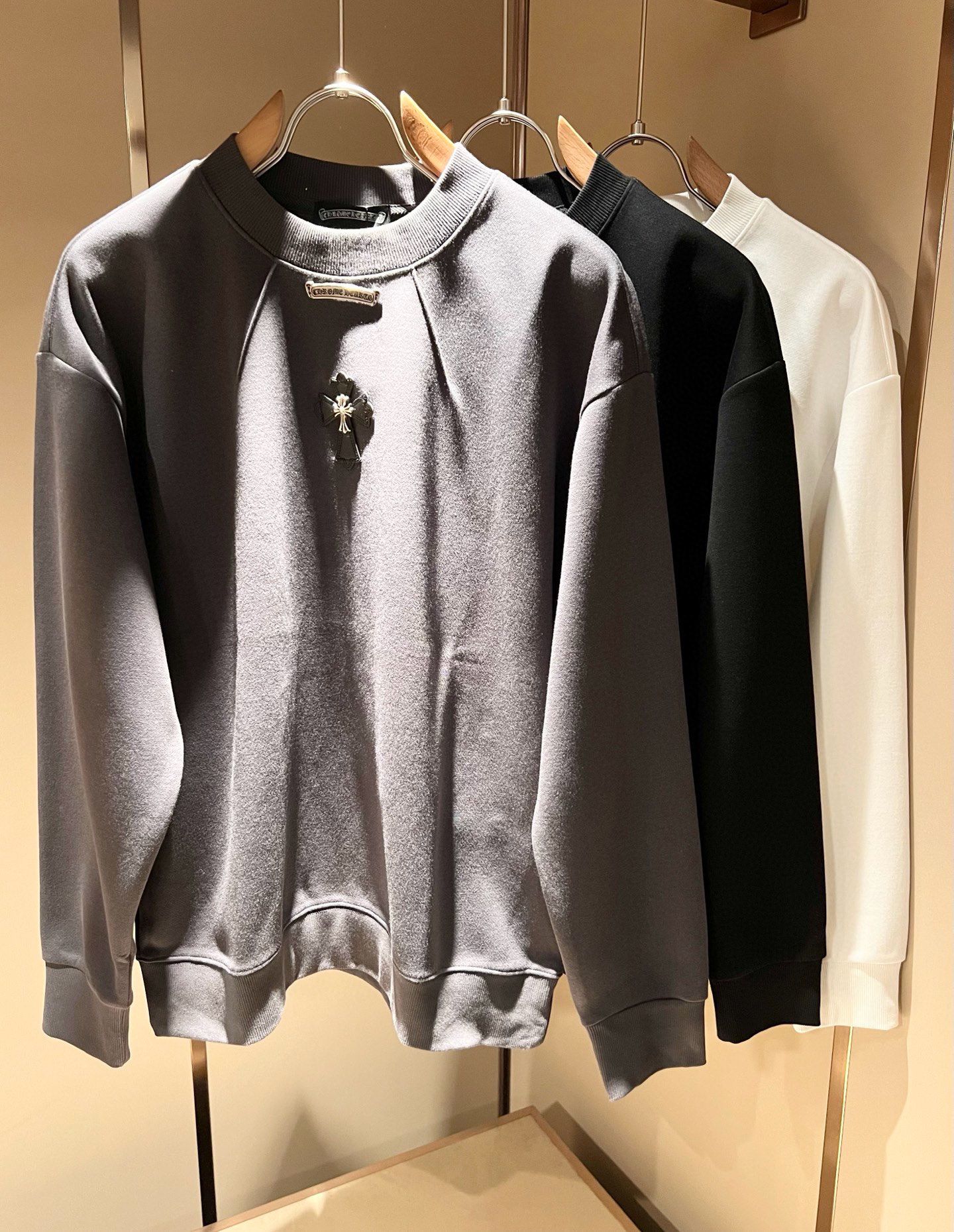 NO:549546,Chrome hear*s Ke*xin 2025 autumn and winter new men and women's same sweatshirt!  The same style for men and women is a high street jacket that you recognize from the bottom of your heart, and it makes you more rare after time. The trendy high street king is the trendy brand Chrome hear*s Ke*xin. To be honest, wearing Croxin is very fashionable. If you match the jackets together, it will be fashionable, and there is nothing to say on the street. The leather logo design on the chest!  The feel is amazing. This comfort can be said to be a paradise on earth when worn on the body. It is decorated with the leather logo badge on the chest!  The upper body is really not picky, the casual and chic taste is particularly good, which enhances the fashion sense and appearance. This style is particularly easy to match with various types of pants. The recognition is where it is, it is tough, not easy to wear, and the details are very good. Size M-3XL, chrome hearts, chrome hearts, hoodie, sweatshirts, jackets & coats, jackets & coats, alexander wang19860909Chrome hear*s克*心 2025秋冬新款男女同款卫衣！男女同款一款让你从心底认可的高街夹克外套,并且经过时间的推移而让你更加珍稀,潮流的高街之王,那就是潮牌chrome hear*s克*心,穿克罗心的实话讲很潮了,如果连夹克也一起搭配,那就是潮爆了,潮爆街头没话说.胸前皮革logo设计！手感一绝,这种舒适感穿在身上,可以说是人间天堂了.搭配胸前皮革logo徽章修饰！上身真心不挑人,休闲潇洒的味道特别足,提升时尚感和颜值,并且这样的版型特别好搭配各种类型的裤子,辨识度就在哪里,韧性足,不易磨损,细节工艺非常到位.尺码M-3XL,,chrome hearts,chrome hearts,hoodie,sweatshirts,jackets & coats,jackets & coats,alexander wang,Men's clothing