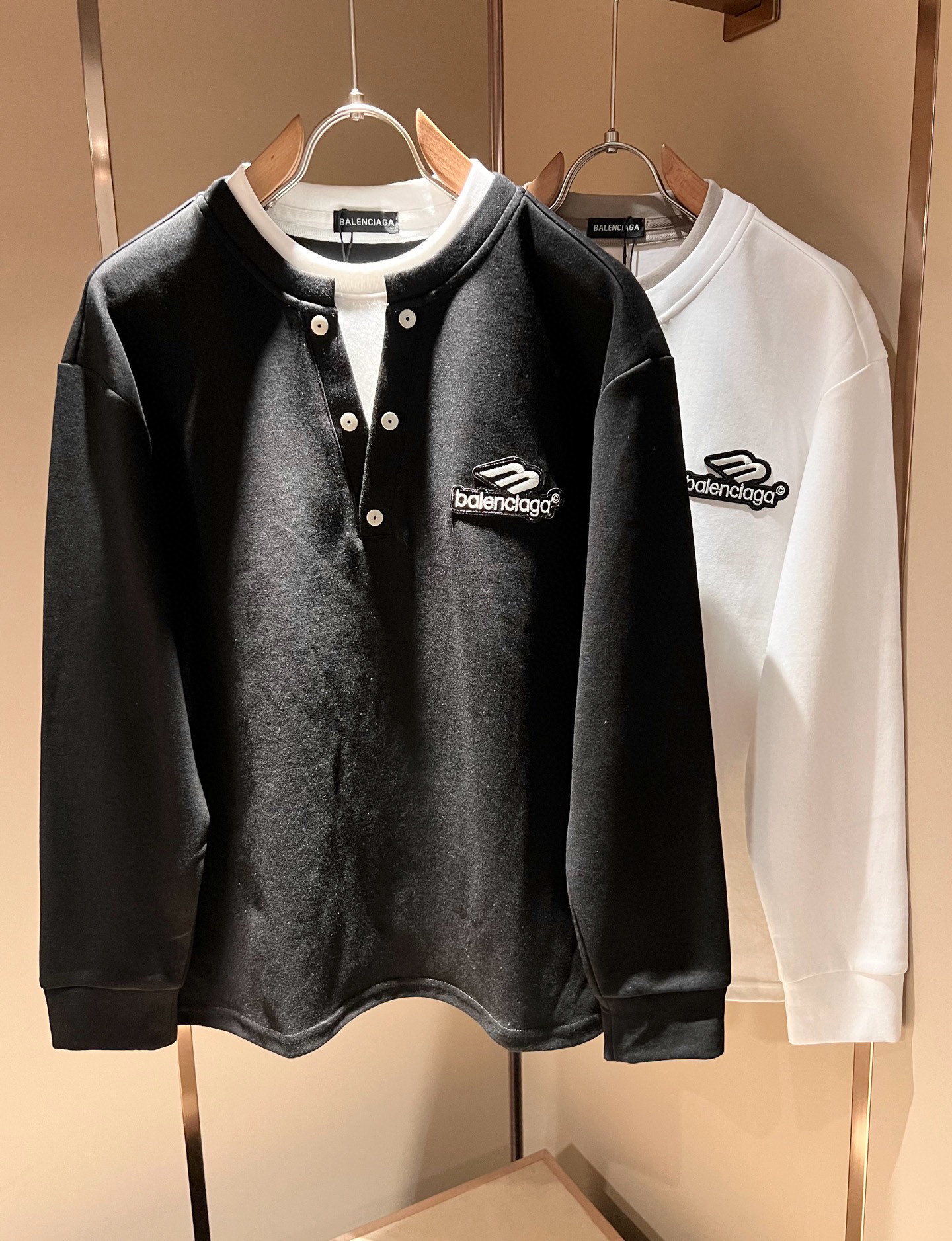 NO:549555,BALENCIA*Paris*Home 2025 autumn and winter latest versatile sweatshirt, classic logo pattern letter logo pattern embroidery design!  !  Trading companies have sparse channels and are released on the official website at the same time!  Basically, it will have its back every season, and I look forward to the performances of all trendy men and women!  This model is made of top-grade pure cotton material!  It is hard to pick on whether it is skin-friendly or breathable when worn in close-fitting!  The upper body looks very white and supports the complexion of the skin!  Loose style cut, both men and women can easily match your own fashionable and high-end outfit!  Size M-3XL, balenciaga, hoodie, sweatshirts, alexander wang19860909BALENCIA*巴黎*家 2025秋冬最新款百搭卫衣,男女同款经典标志图案字母logo图案刺绣工艺设计！！贸易公司渠道稀出,同步官网发售！基本每一季都会有它的背影所在,期待着所有潮男潮女们的演绎！此款选用客供顶级纯棉材质打造！贴身穿着亲肤感与透气性都无法挑剔！上身非常的显白承托肤色！宽松版型裁剪,无论男女皆可轻松搭配出属于自我的时尚高级穿搭！尺码M-3XL,,balenciaga,hoodie,sweatshirts,alexander wang,Men's clothing